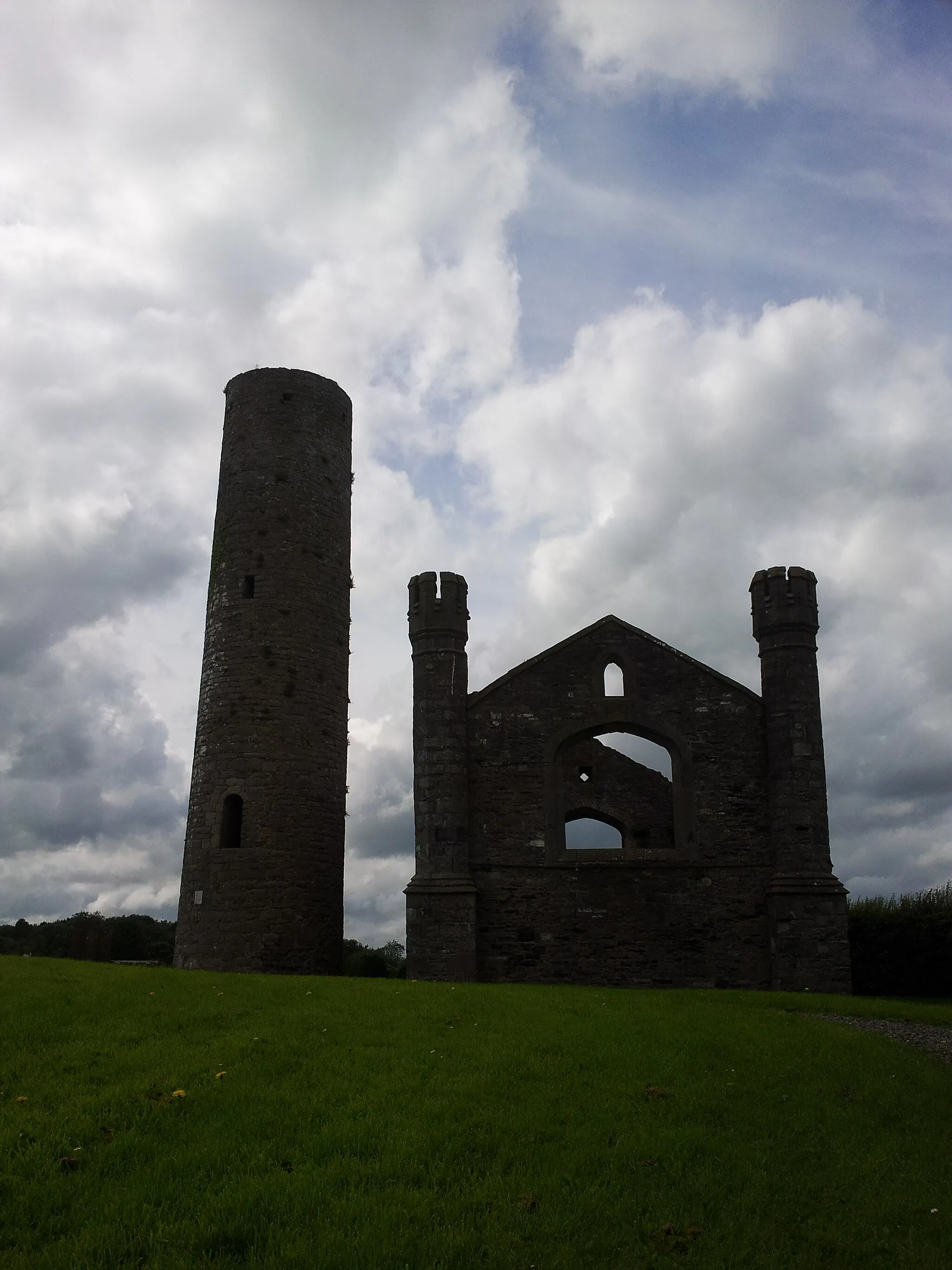 Photo showing: Taghadoe Round Tower Church