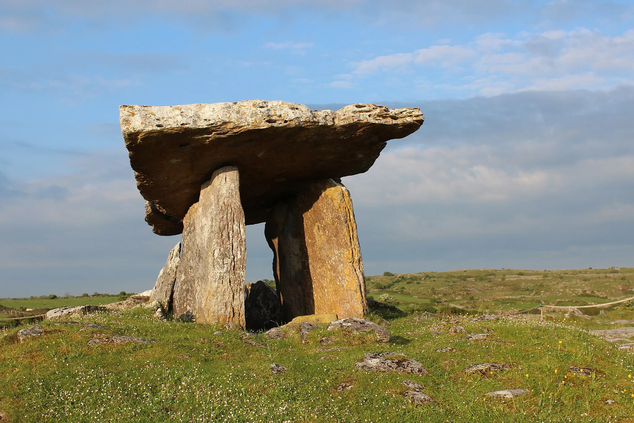 Photo showing: Poulnabrone Portal Tomb