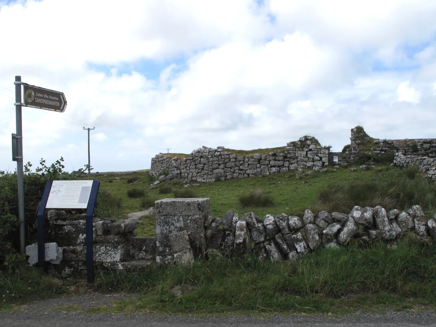 Photo showing: Burren - near Ballyvaughan - Cahermacnaghten Stonefort