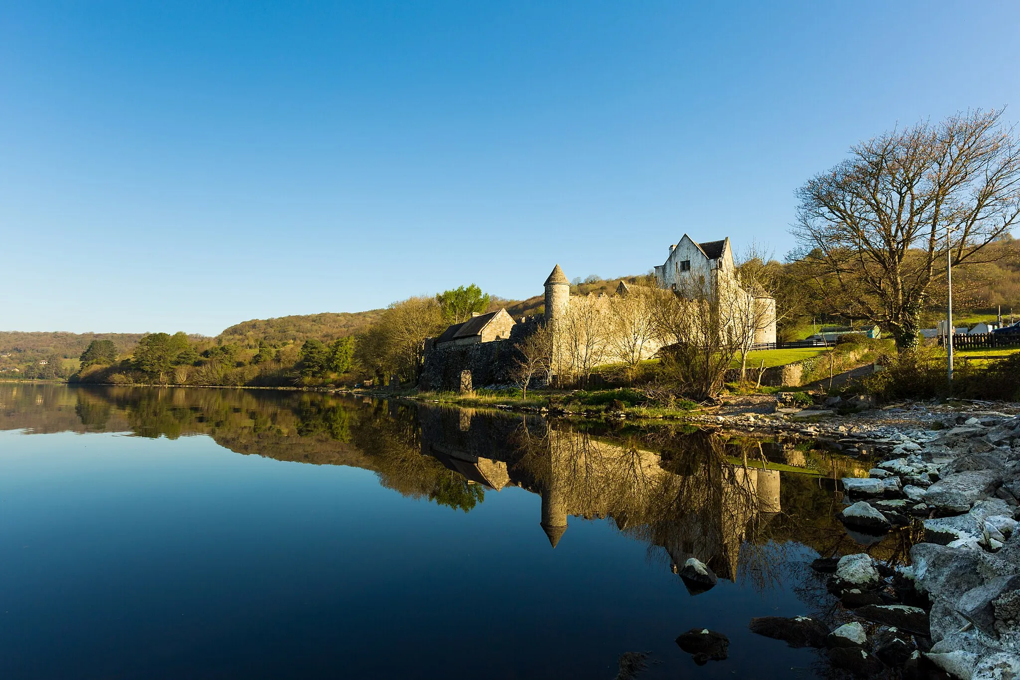 Photo showing: Parkes Castle Castle on a beautiful early morning in April. I was late for my meeting, due to continuously stoping as I went around Lough Gill.