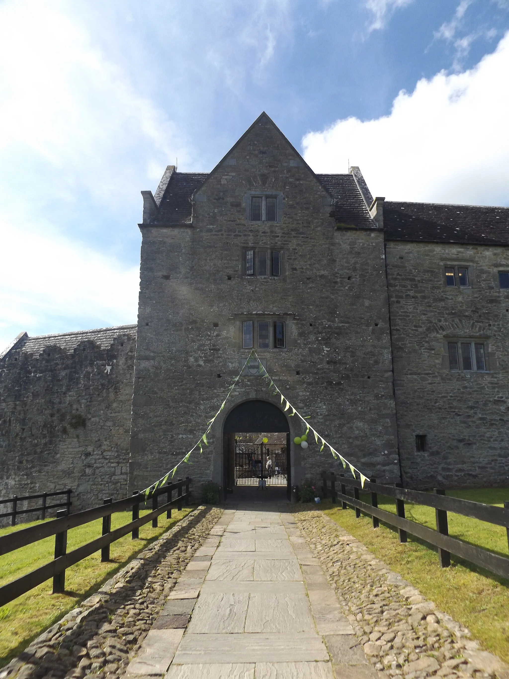 Photo showing: Parkes Castle Castle