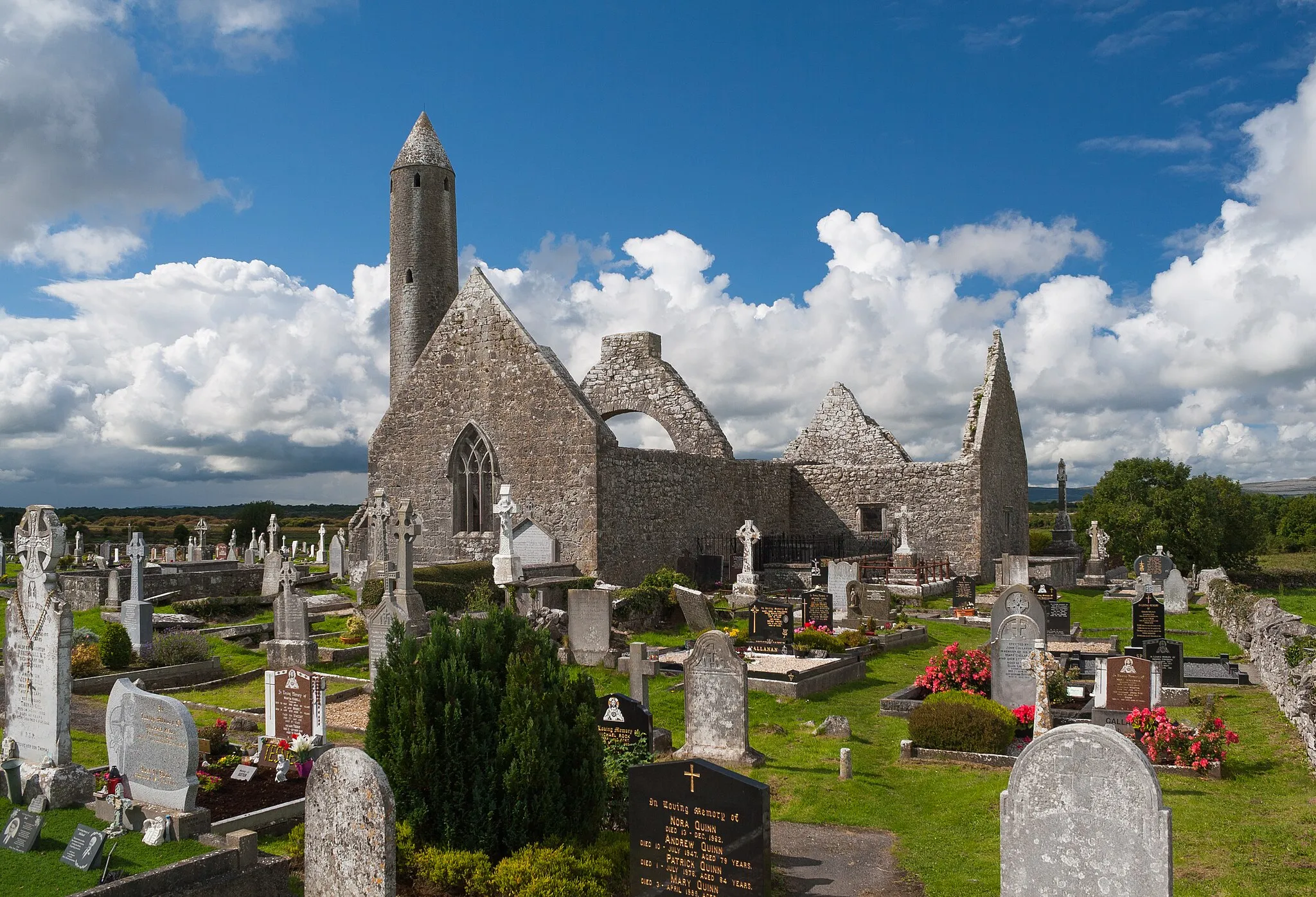 Photo showing: North-east view of the cathedral and the round tower.