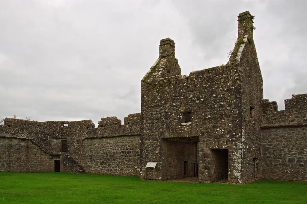 Photo showing: Castles of Connacht: Pallas, Galway (2) This gatehouse lies within the bawn wall and faces the tower.