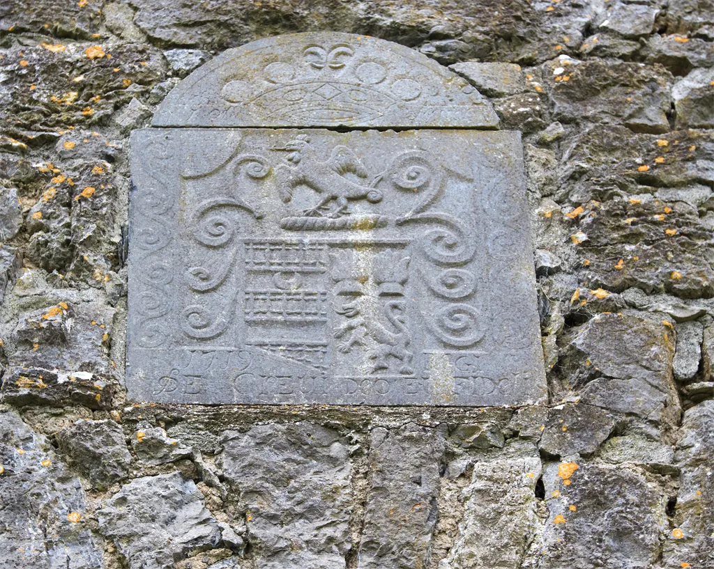 Photo showing: Castles of Connacht: Pallas, Galway (3) Armorial plaque over the outer entrance of the gatehouse.