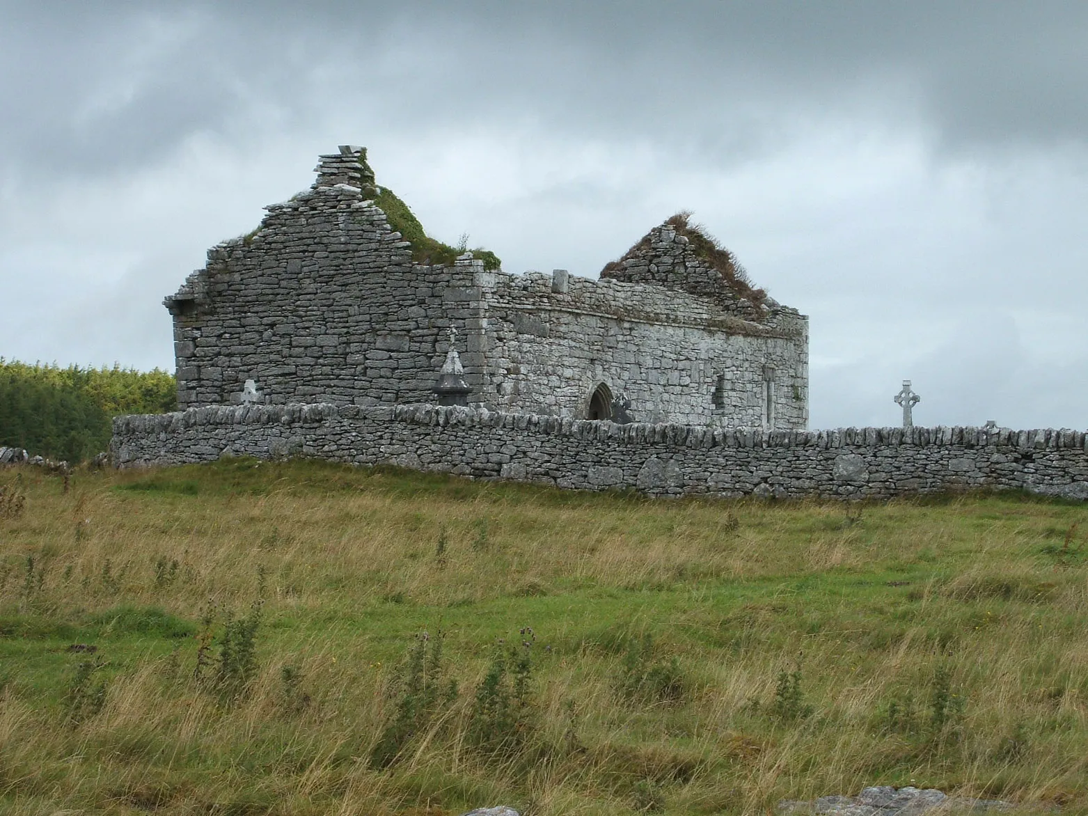 Photo showing: Ruins of a 12th century church within the parish of Carran, Co. Clare, Ireland (R480)