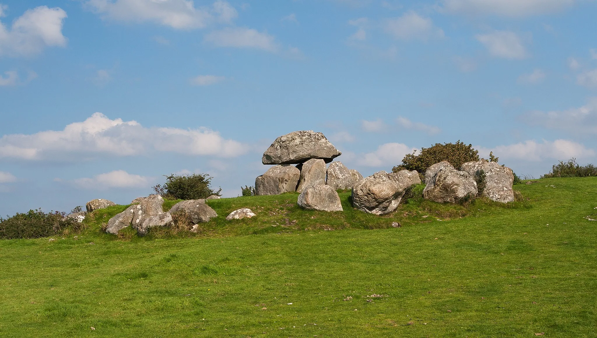 Photo showing: Megalithic tomb P7 at Carrowmore.