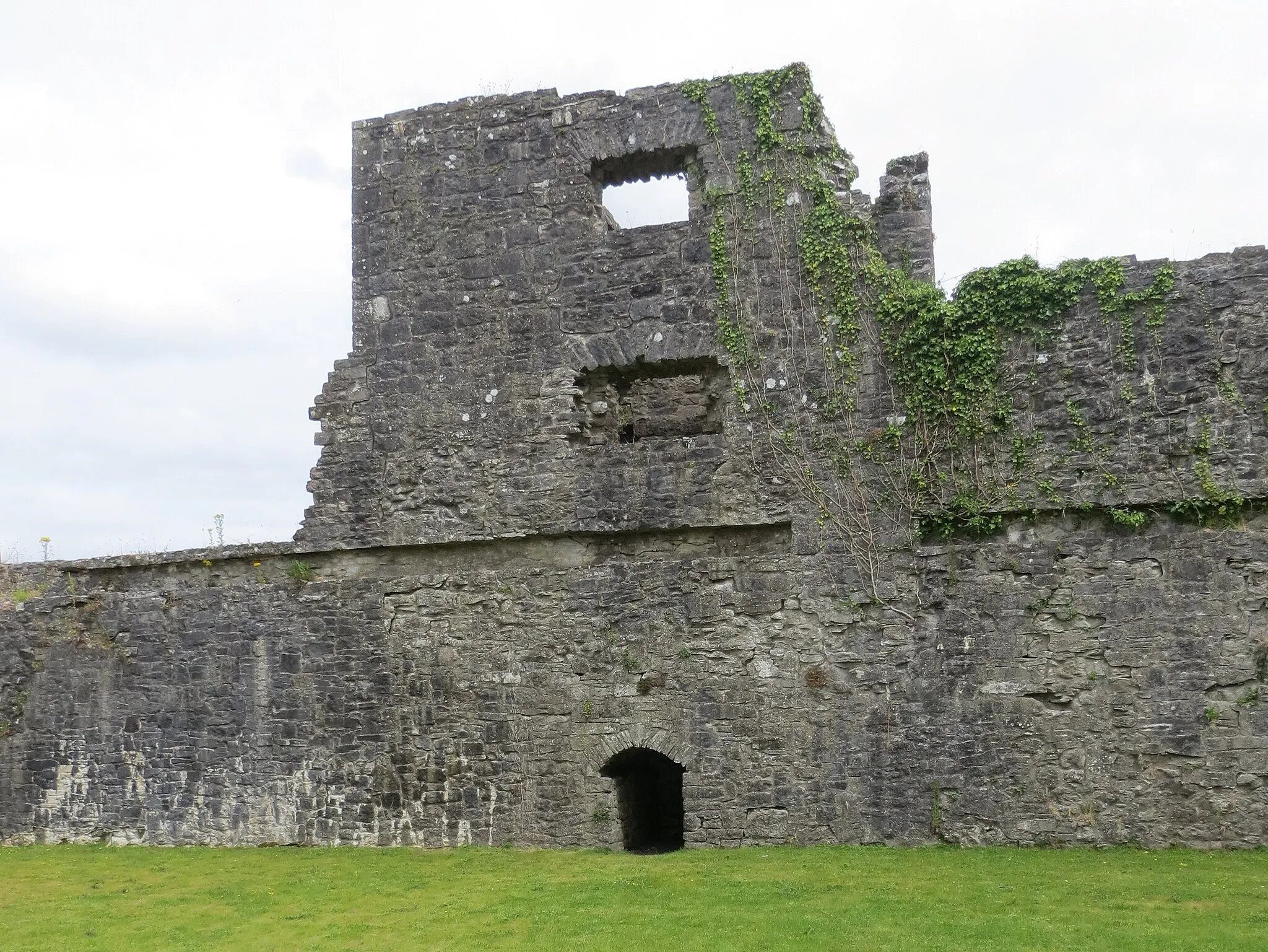 Photo showing: Caisleán Baile an Mhóta ón taobh istigh.