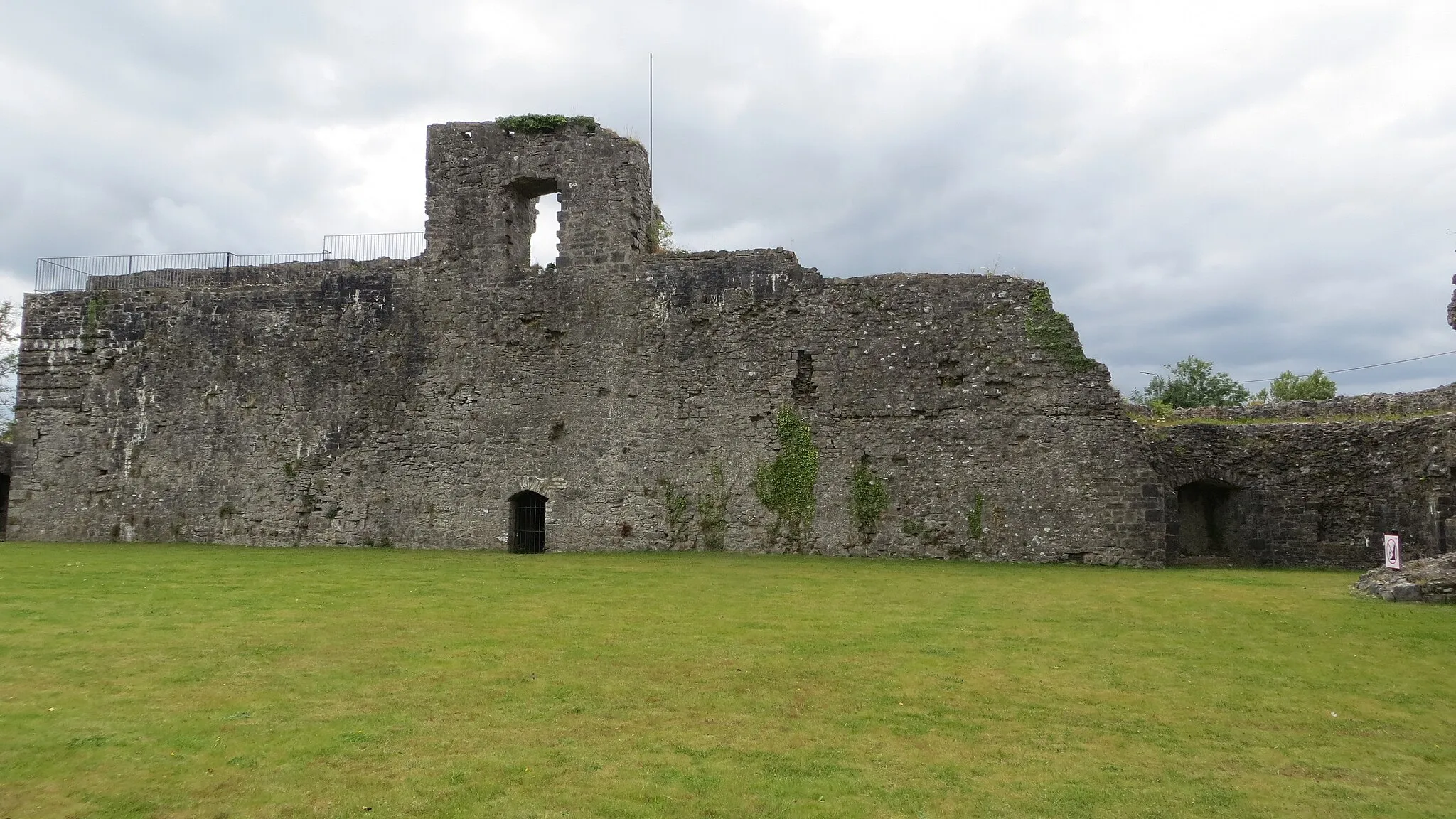 Photo showing: Caisleán Baile an Mhóta ón taobh istigh.