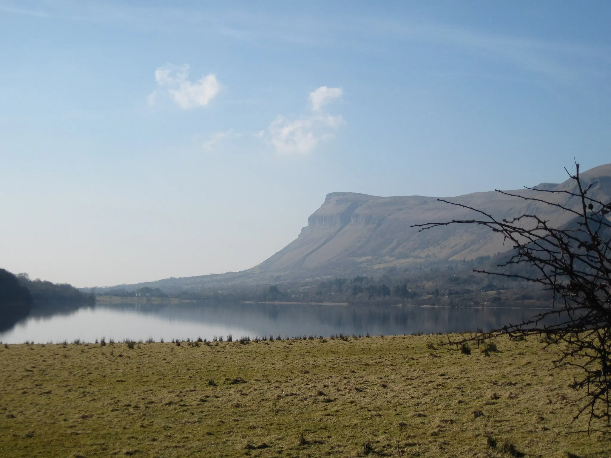 Photo showing: Glencar Lough and Benbulbin - westward view