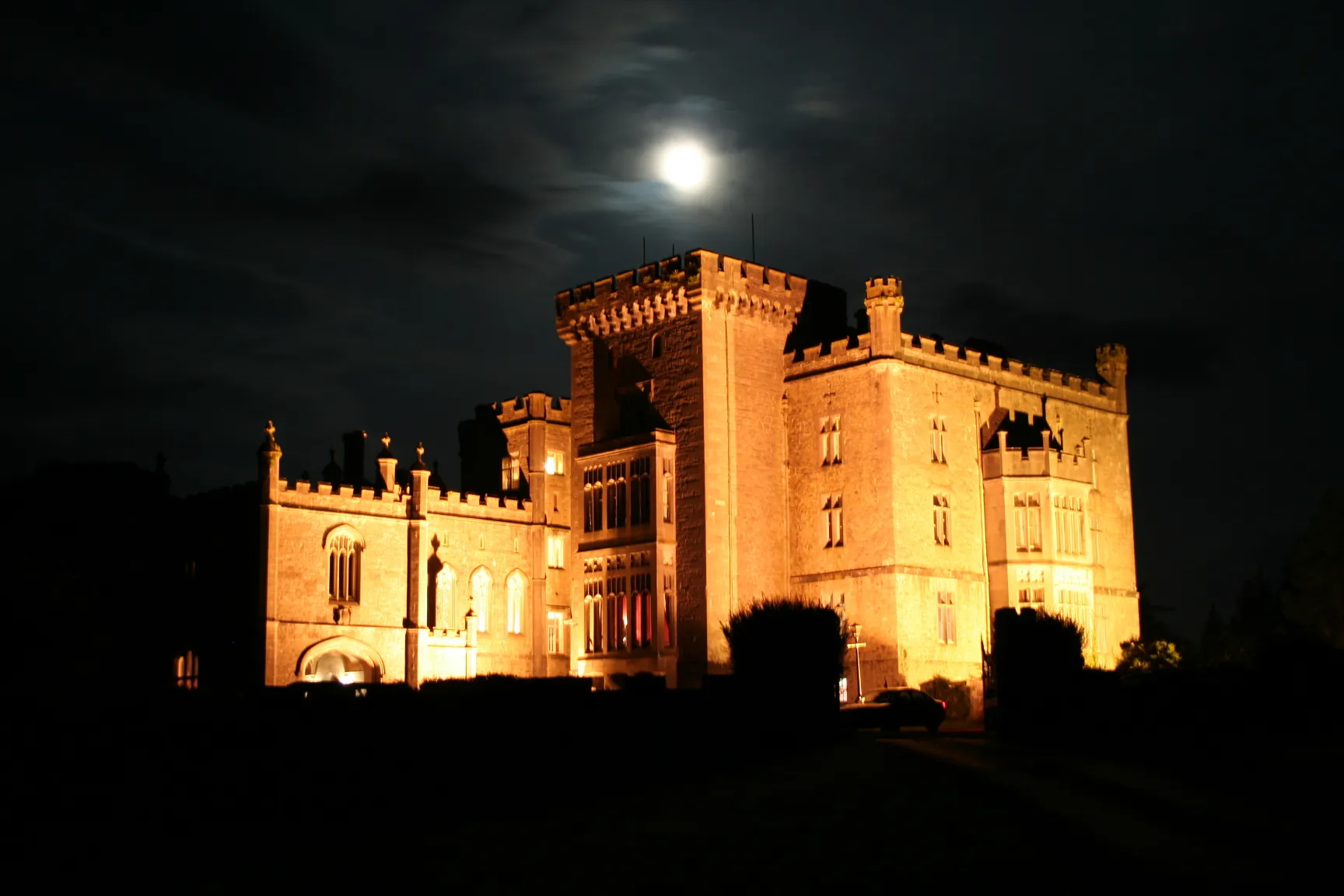 Photo showing: http://jmason.org/wedding/albums/2006-09-Emilies-Photos/markree-castle-by-night-2.jpg