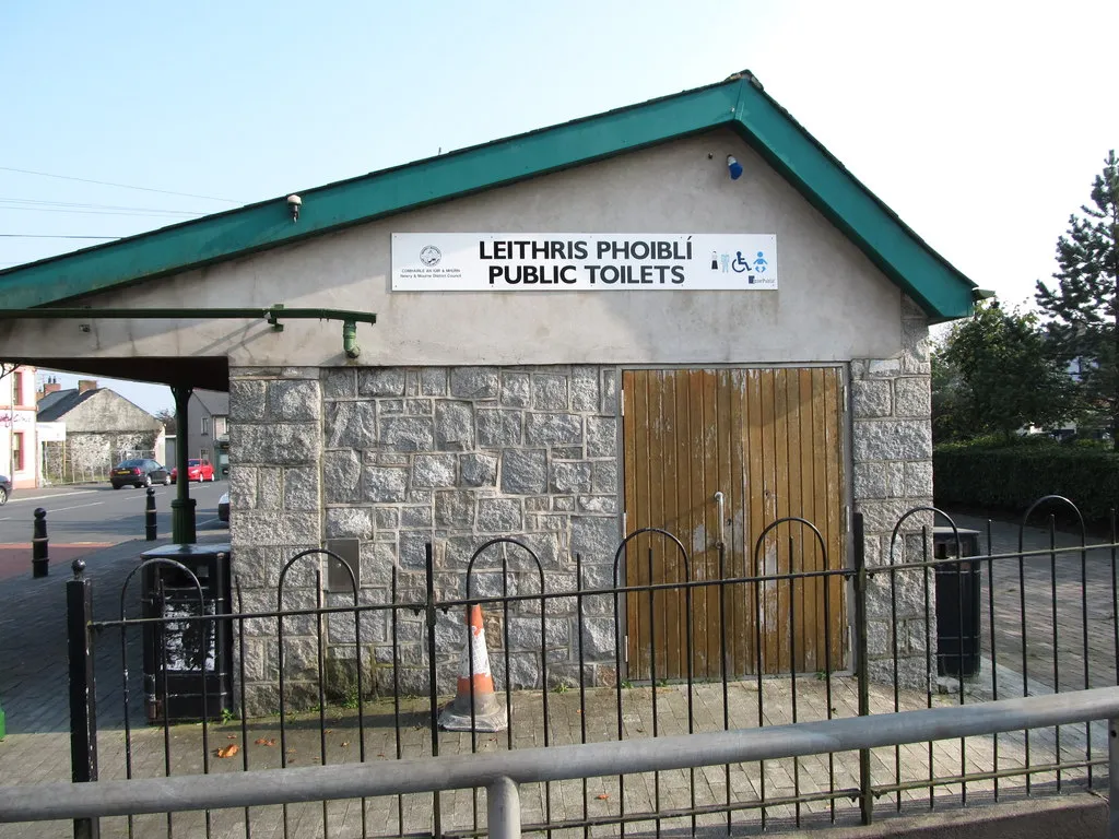 Photo showing: Leithris Phoibli/Public Toilets, Cardinal O'Fiaich Square, Crossmaglen