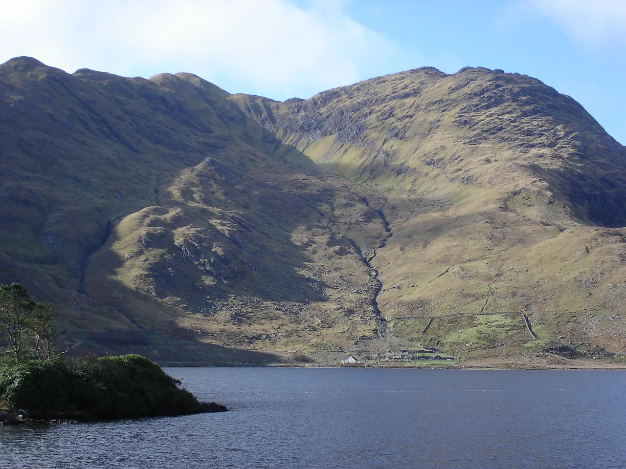 Photo showing: Barrlugwaum and Barrlugcloghadoo between the mountains Garraun and Benchoona from the eastern shore of Lough Fee