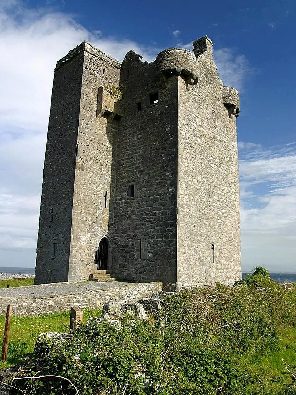 Photo showing: Image title: Gleninagh castle on hill
Image from Public domain images website, http://www.public-domain-image.com/full-image/architecture-public-domain-images-pictures/castles-public-domain-images-pictures/gleninagh-castle-on-hill.jpg.html