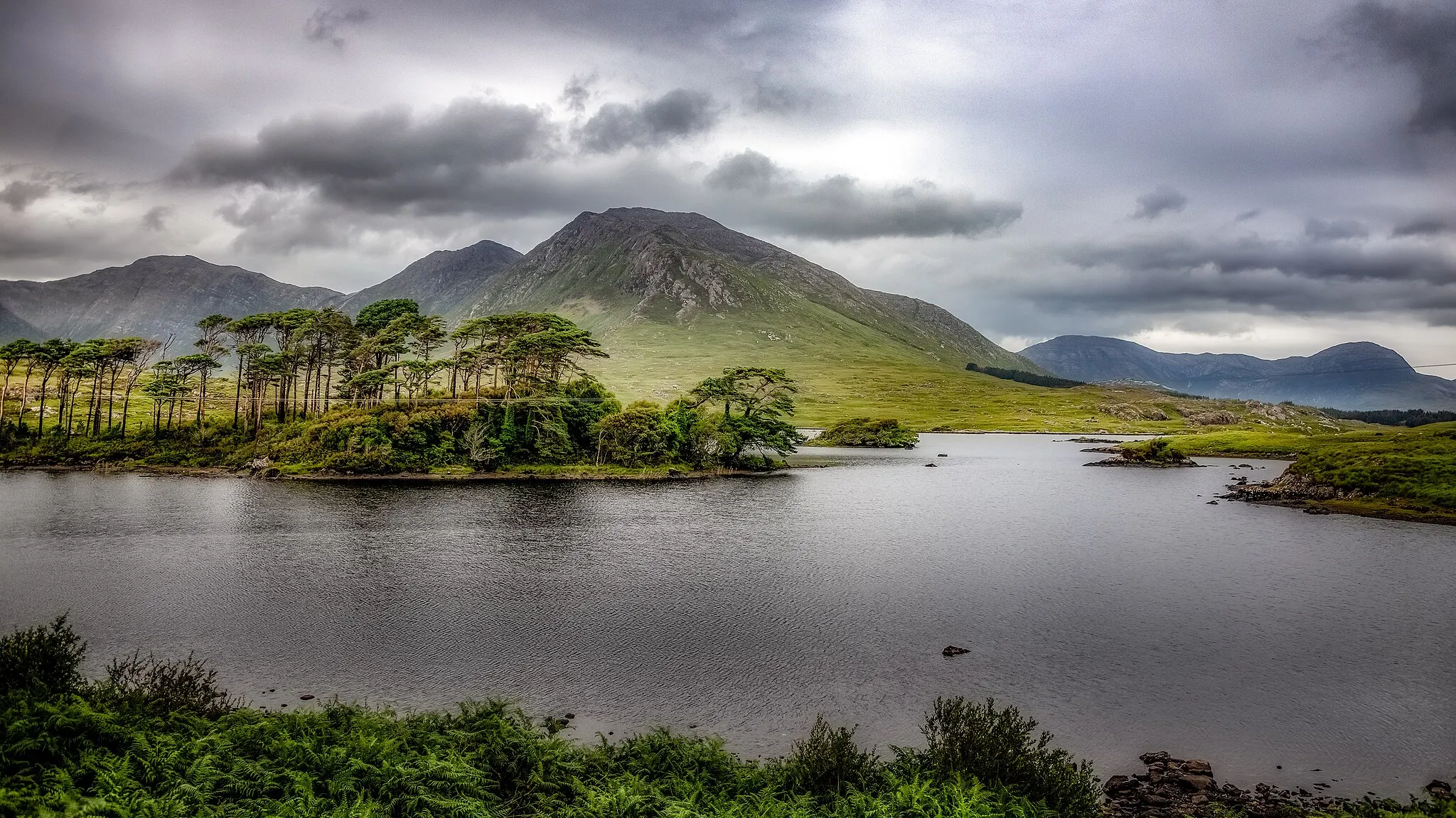 Photo showing: Derryclare Lough, Twelve Bens, Connemara, Ireland.  The mountain behind is Derryclare