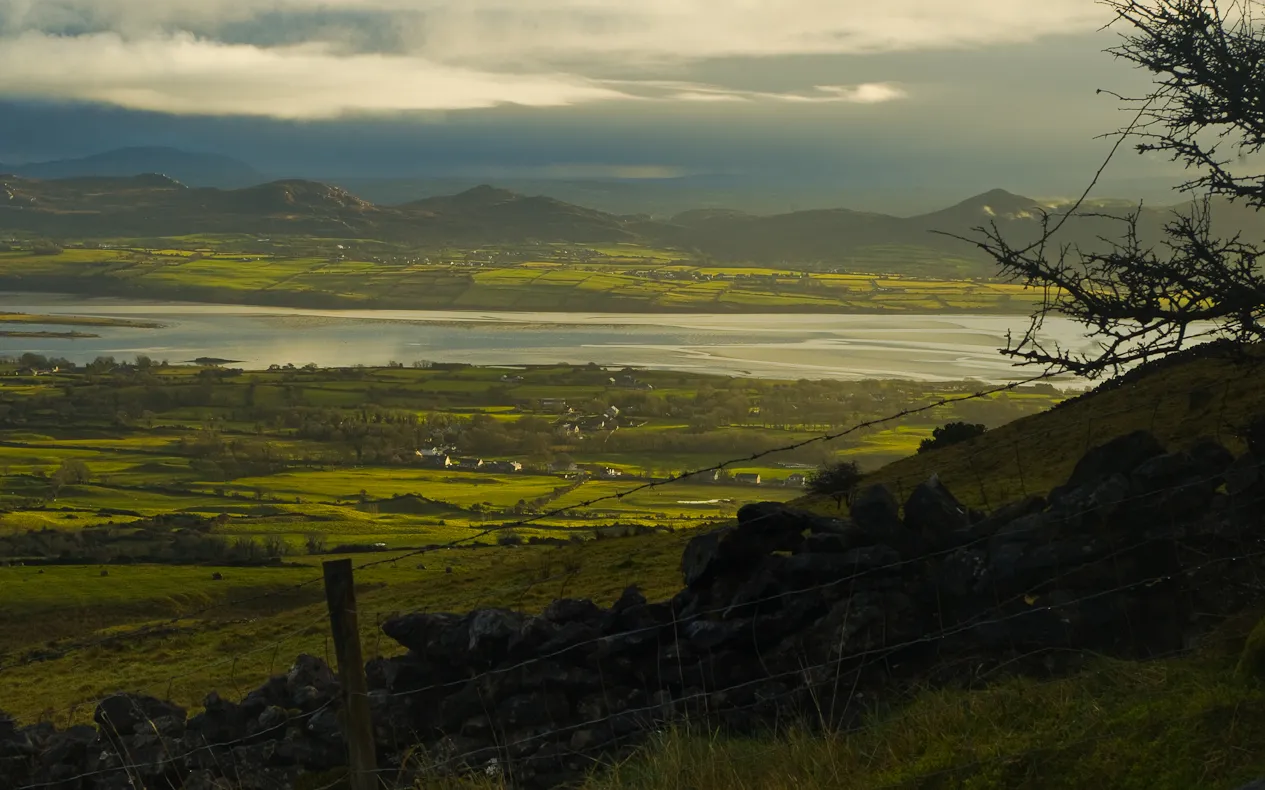 Photo showing: Section of the Ox Mountains and Ballysadare Bay, Kellystown in foreground; taken from Knocknarea