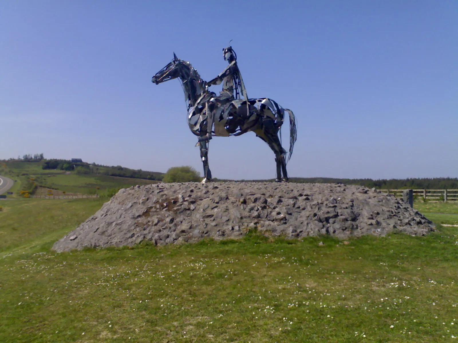 Photo showing: Gaelic Chieftain_overlooking_Curlew_Pass.jpg - Maurice Harron sculpture 1999 to mark Battle of Curlew Pass 15 August 1599
Camera Phone
Own work
Peter Gavigan

May 2007