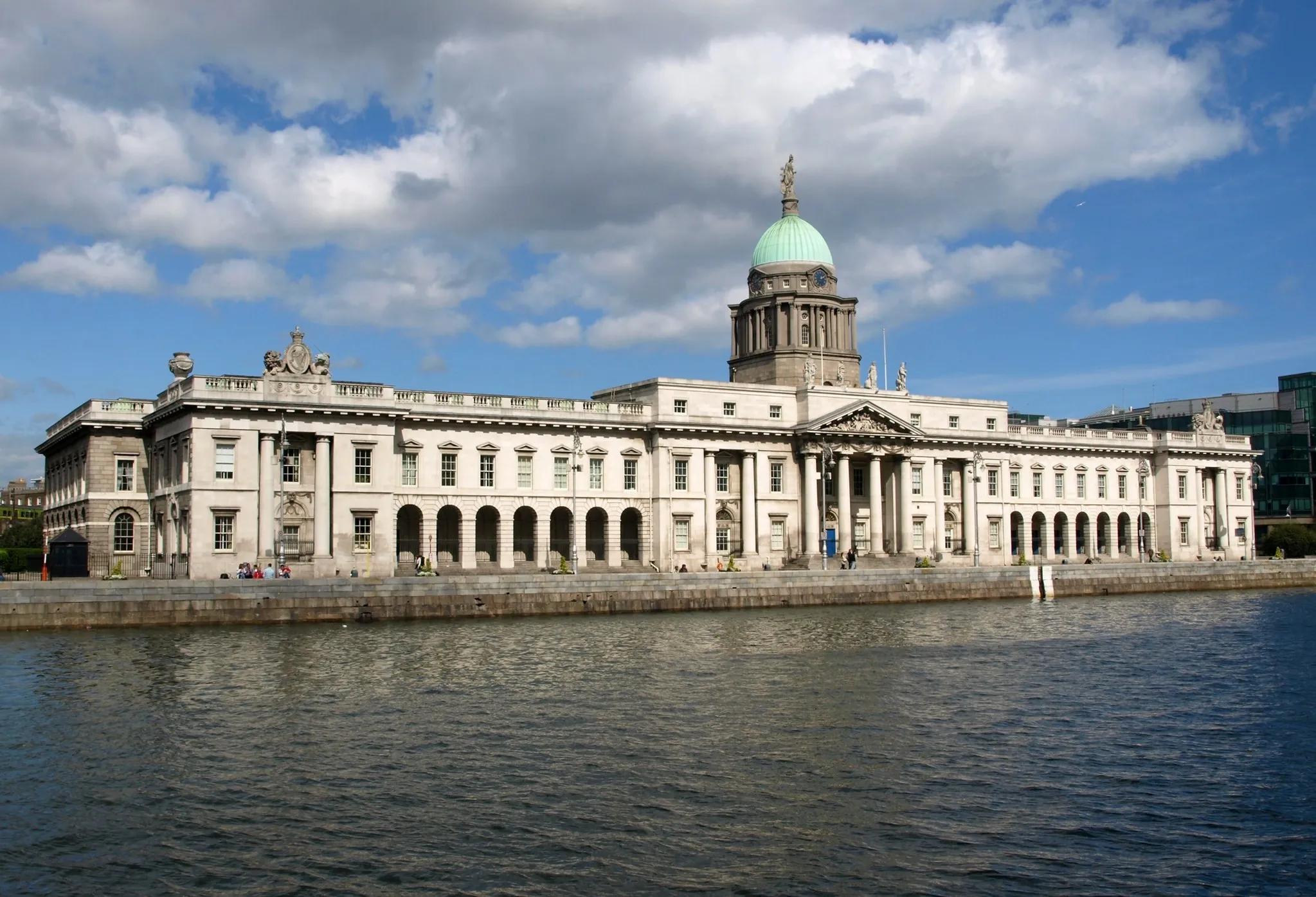 Photo showing: Fachada sur de la Custom House de Dublín a uno de los lados del rio Liffey.