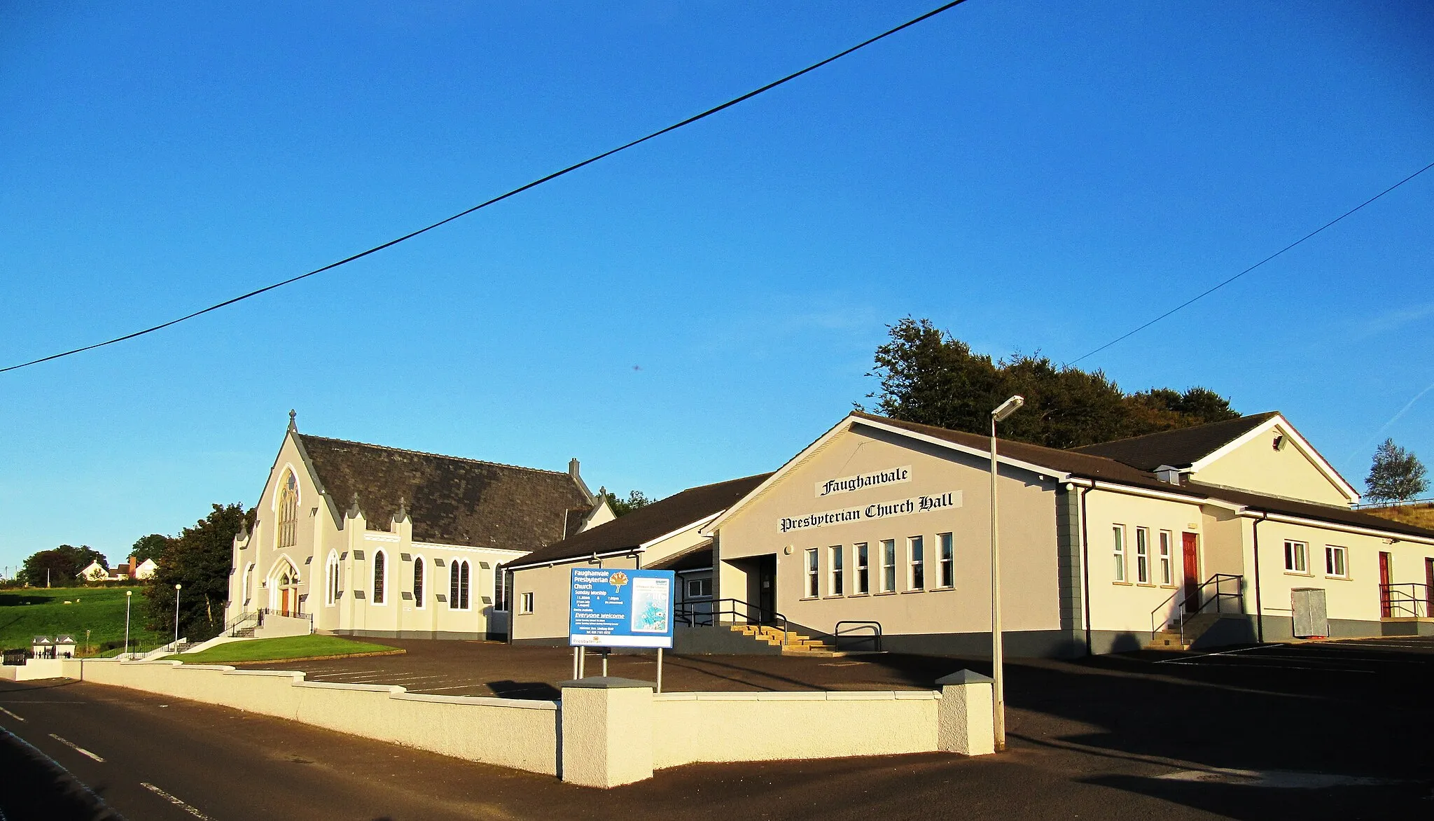 Photo showing: Faughanvale Presbyterian Church, Tullanee, Eglinton, County Londonderry. Replaced the former Tullanee Meeting House which sat in what is now the main graveyard adjoining the present church.