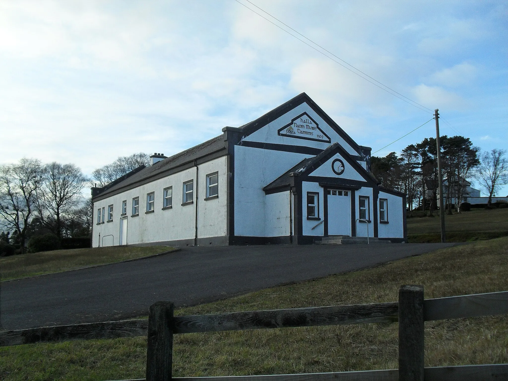 Photo showing: Halla Naomh Mhuire, Garrison In English "St. Mary's Hall". Located in the townland of Knockarevan, beside the Roman Catholic church (Our Lady Queen of Peace).