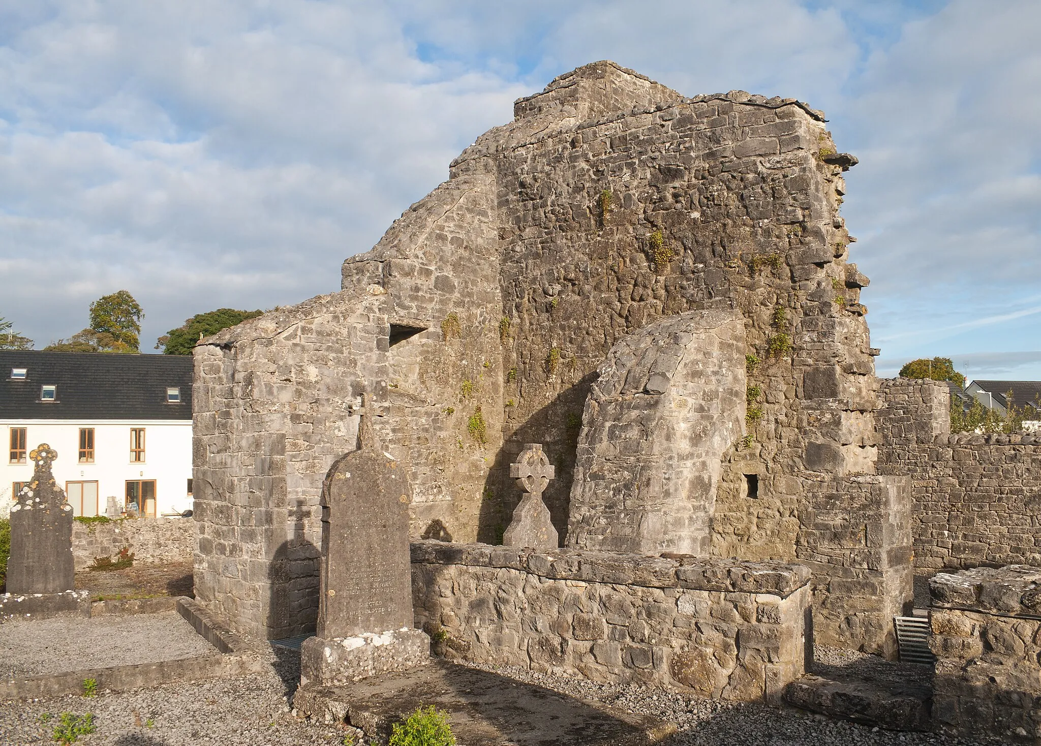 Photo showing: Side building at the south wall of the nave.