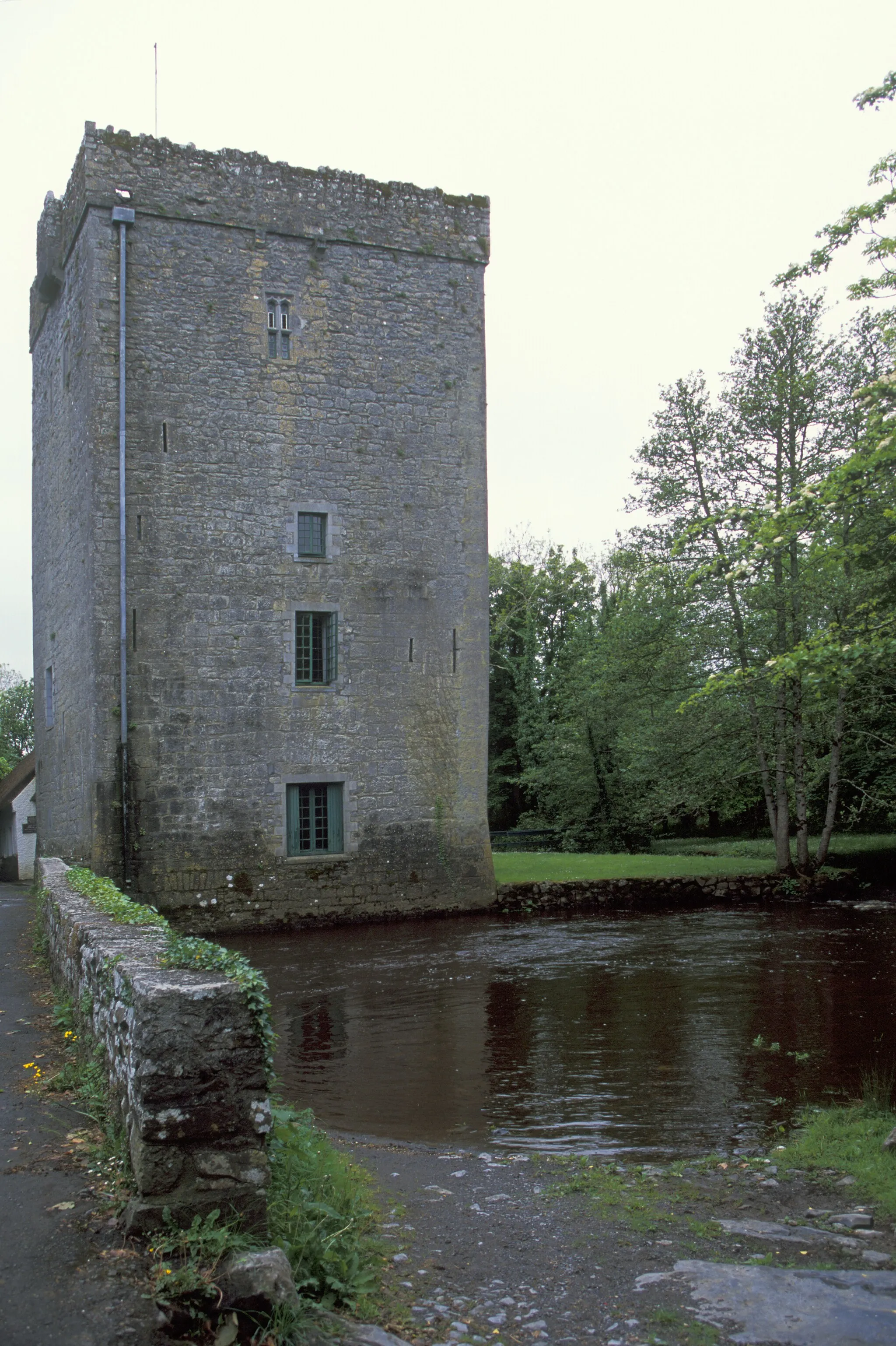 Photo showing: Thoor Ballylee / Túr Bhaile Uí Laí This 16th-century tower house of the De Burgo (Burke) family was restored by William Butler Yeats as a retreat for himself and his young family, who occupied it for ten years from 1919. After 1929 it fell into disrepair again, until reopened as a Yeats memorial and heritage centre from 1965.