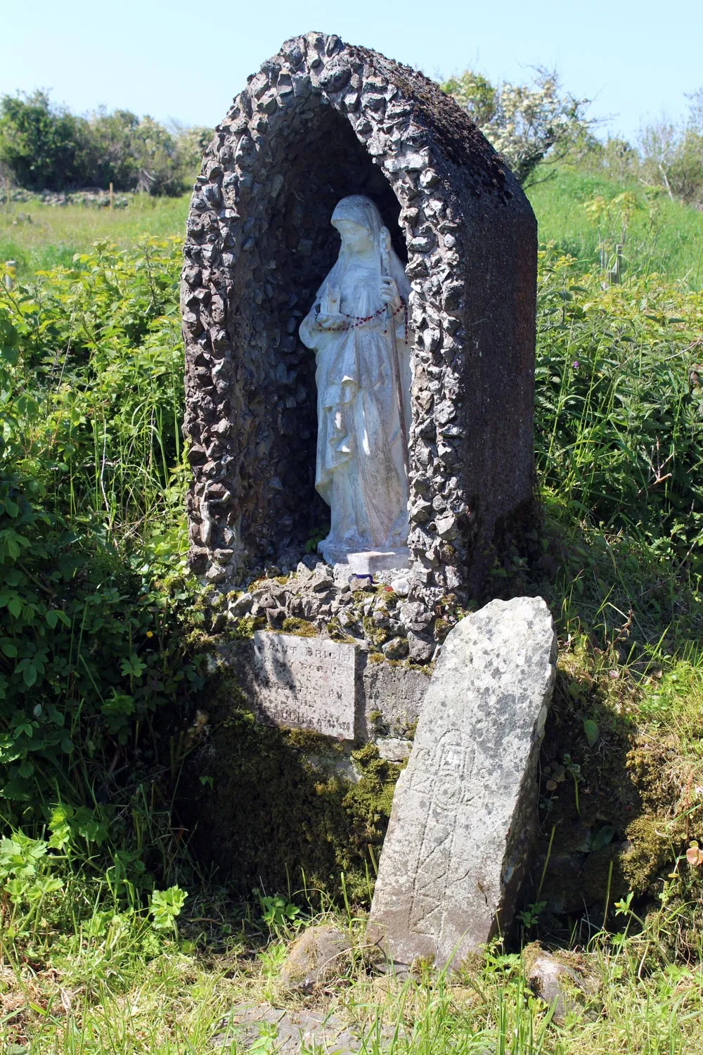 Photo showing: The modern statue and ancient cross-slab at Saint Bridget's well in Cliffoney.