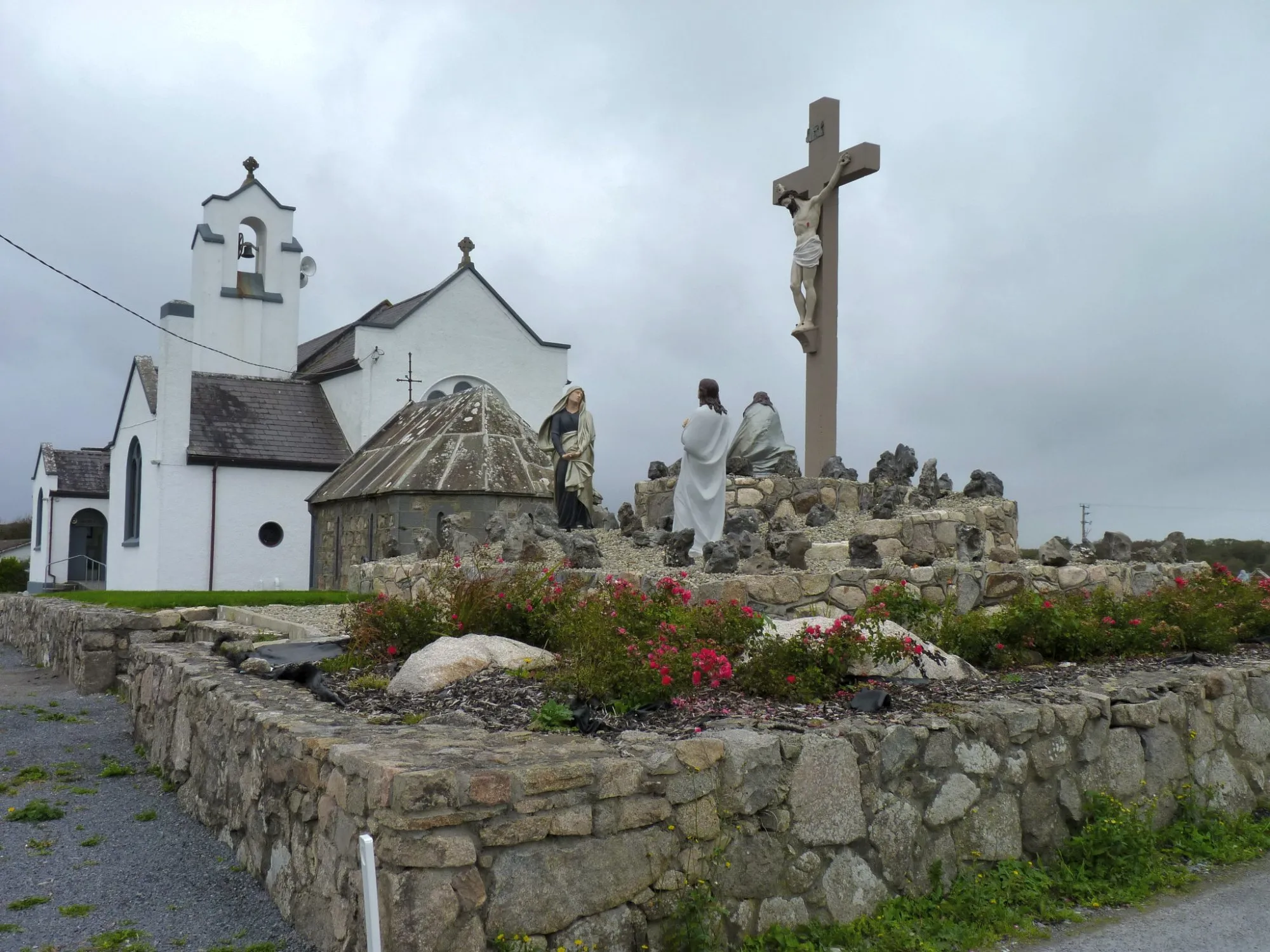 Photo showing: Cross by the church