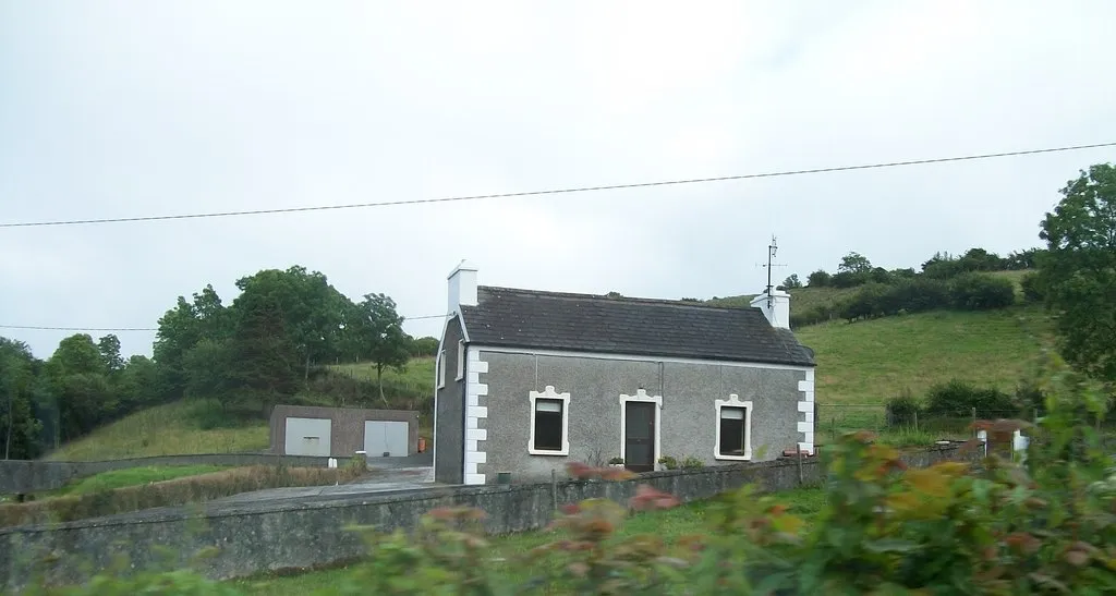 Photo showing: Farmhouse on the L2195 at Laghy