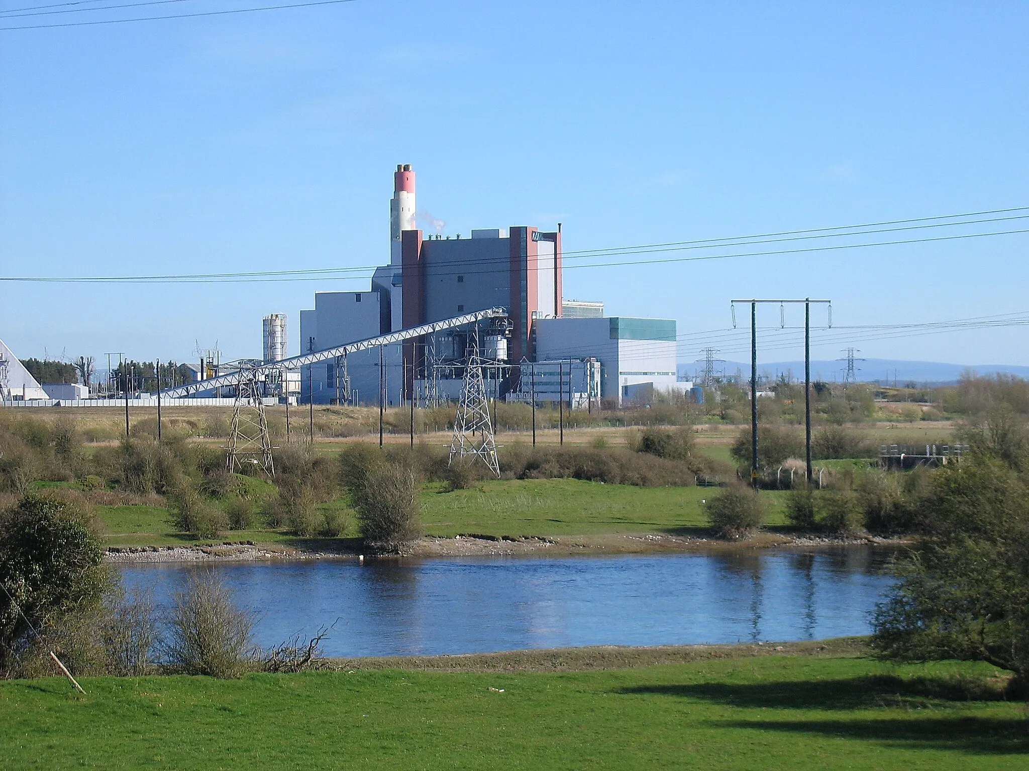 Photo showing: Photo of "West Offaly" peat-fired power plant in Shannonbridge, County Offaly, Ireland, with the River Shannon in the foreground