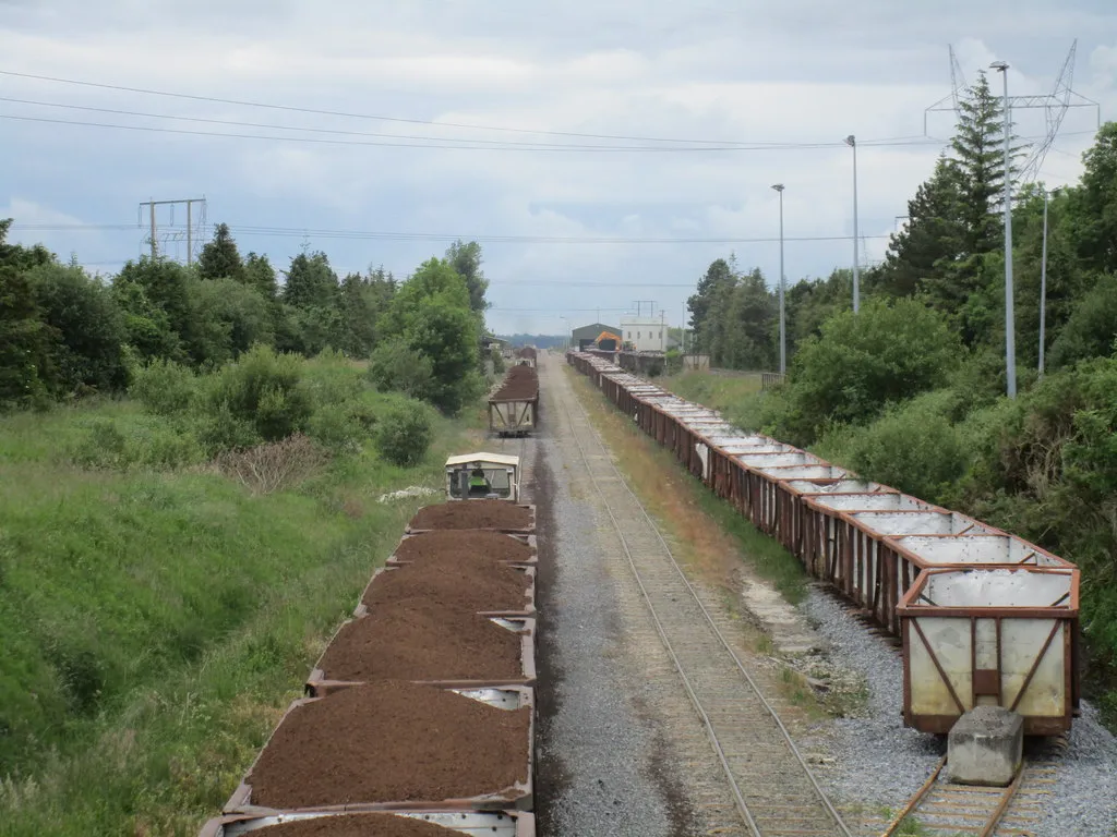 Photo showing: Narrow gauge railway. A succession of trains (here three are visible) bring milled peat to the Shannonbridge electricity generating station.