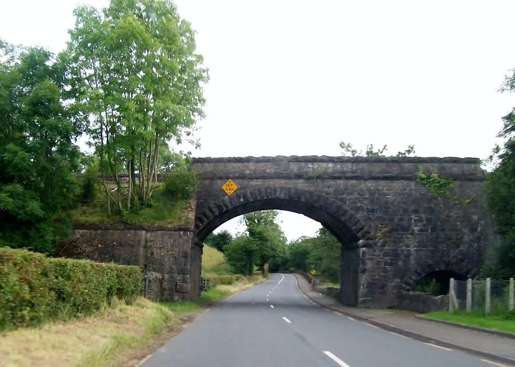 Photo showing: Bridge of the disused Dundalk and Enniskillen Railway crossing the R183