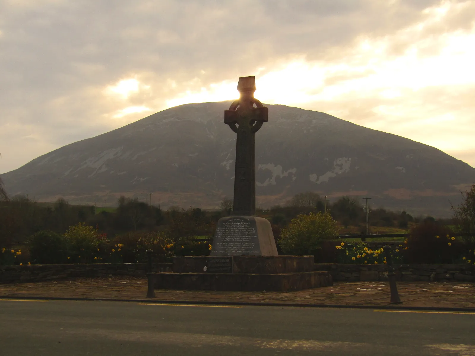 Photo showing: A Celtic Cross commemorating Father Andrew Conroy, a local Parish Priest in Lahardane, Co. Mayo, Ireland who was hanged for taking part in the 1798 United Irishmen Rebellion. In the background, the mountain known as Nephin