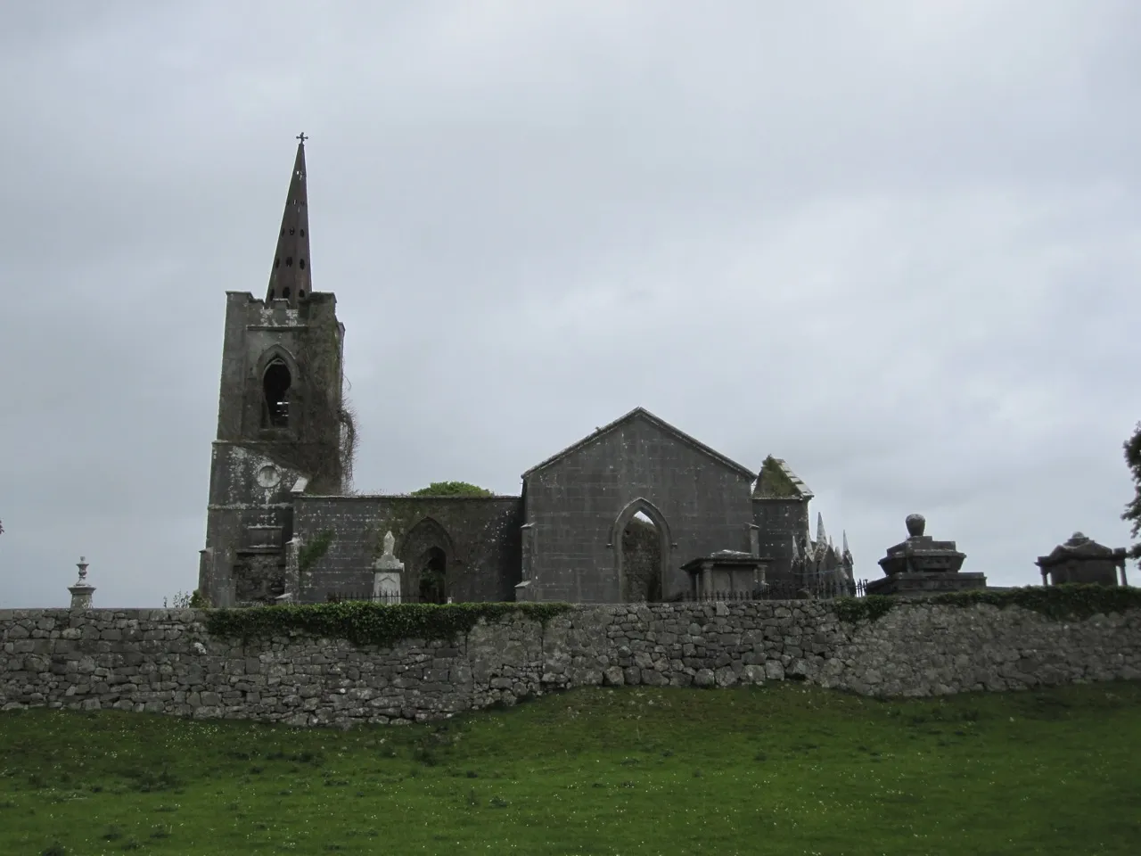 Photo showing: Ruined Church near Hollymount