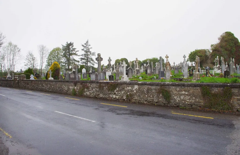Photo showing: An old cemetery adjacent to the R352 road, near Scarriff, Co. Clare