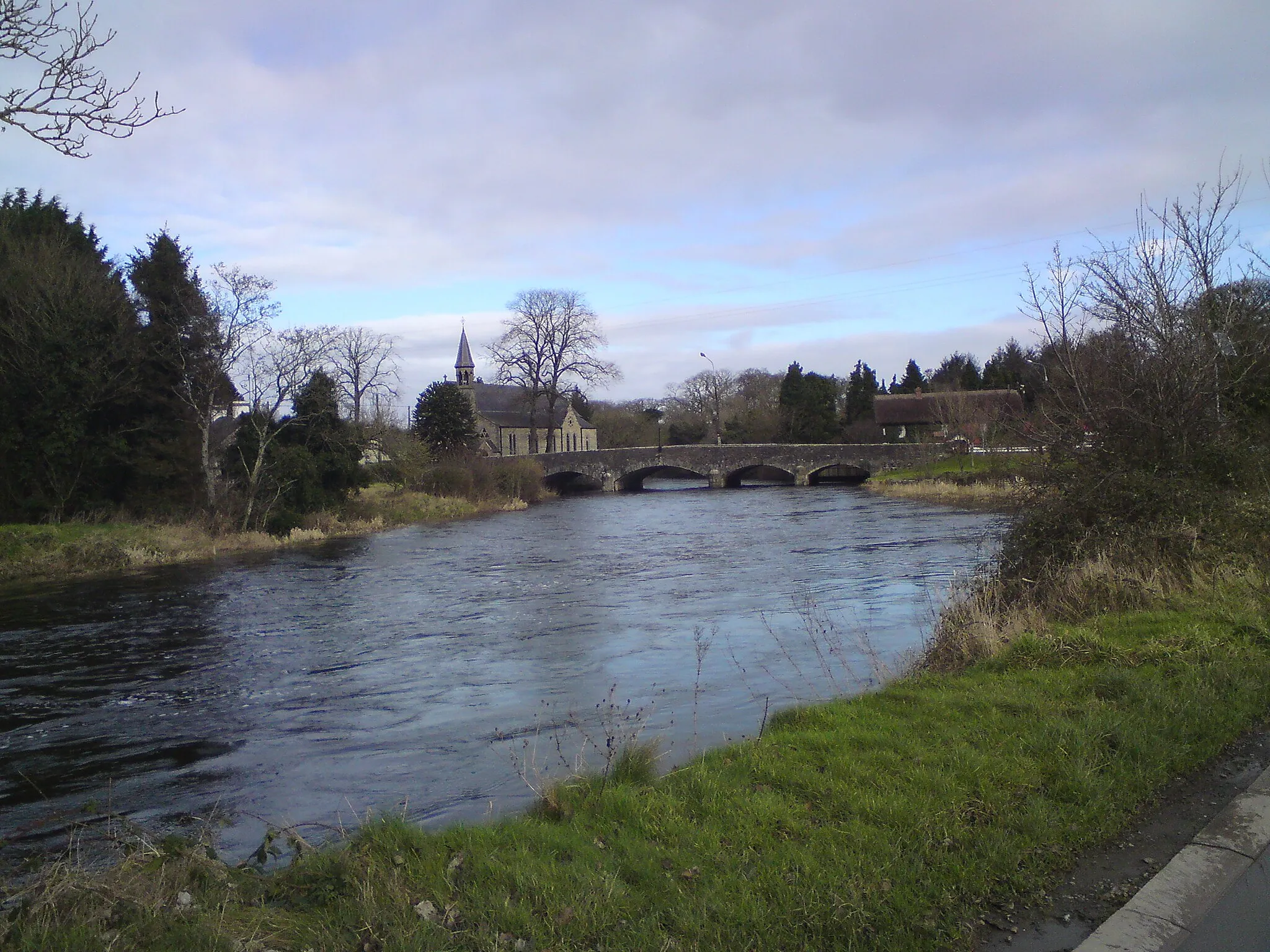 Photo showing: Annalee river, bridge and St Aidan's church, Butlersbridge, Co. Cavan, Ireland. February 2013.