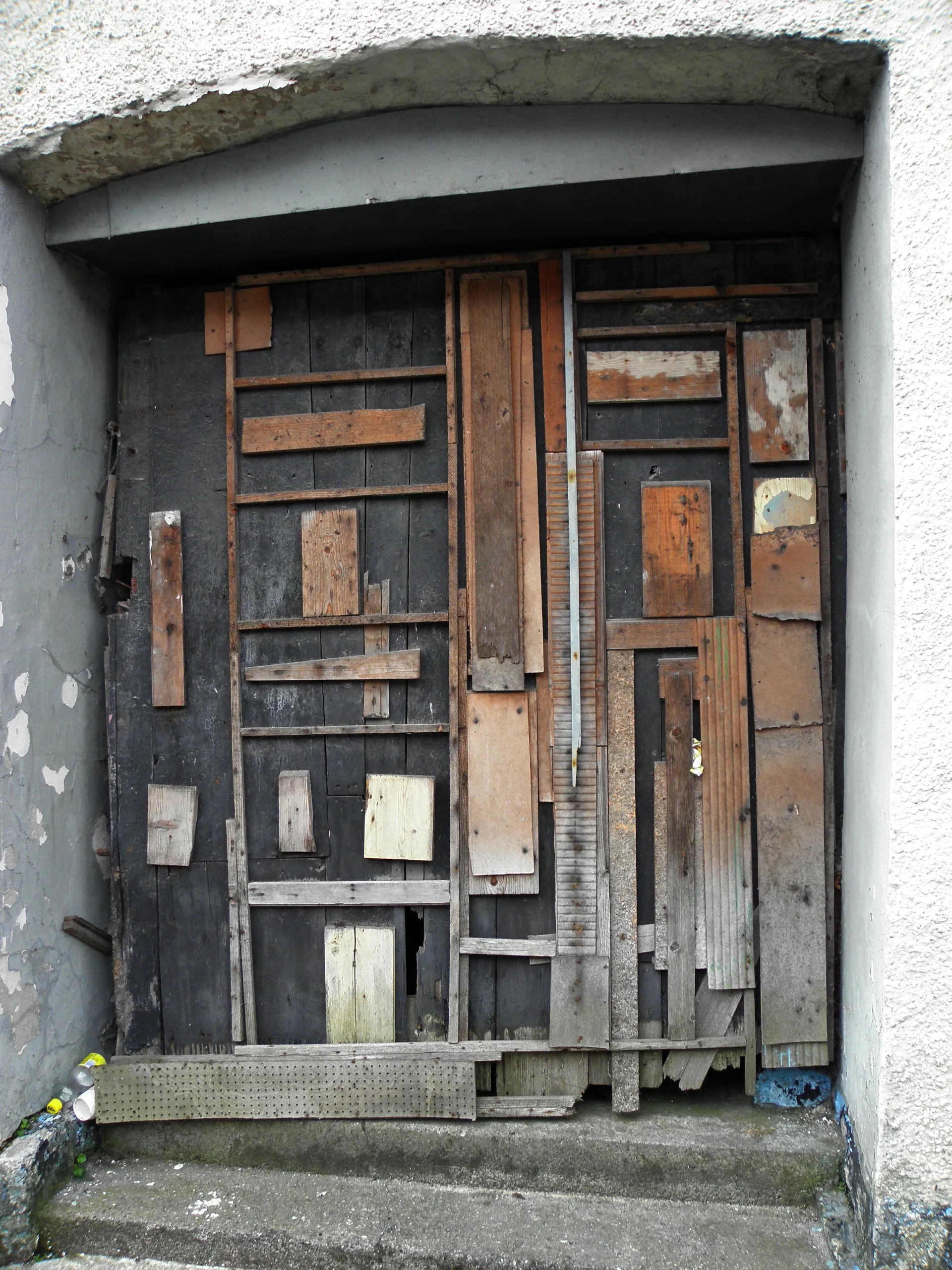 Photo showing: Boarded-up door, Ballintra