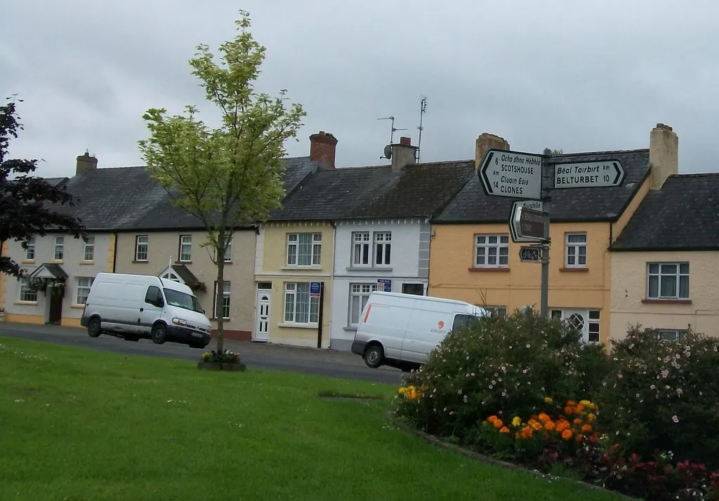 Photo showing: Houses on the south side of the village green at An Cnoc Rua