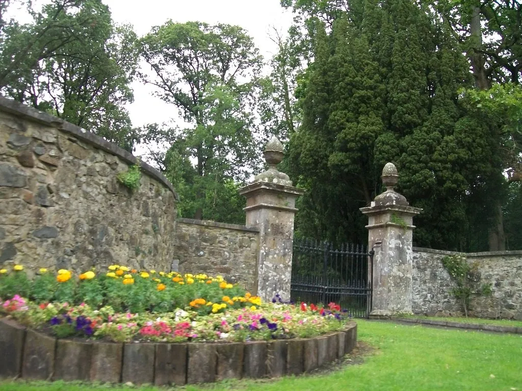 Photo showing: Gates to the Redhills Demesne