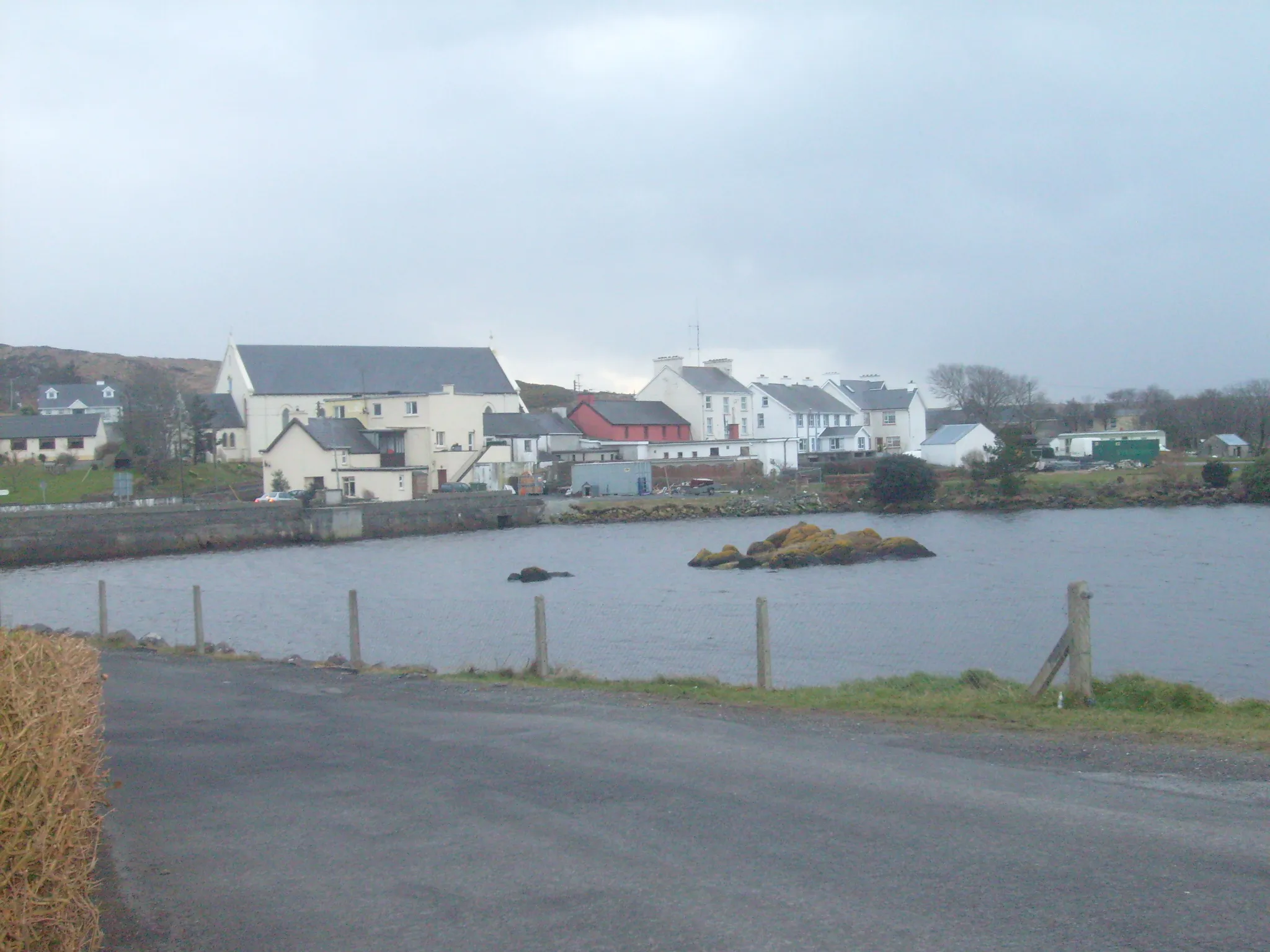 Photo showing: View of Annagry and the lake