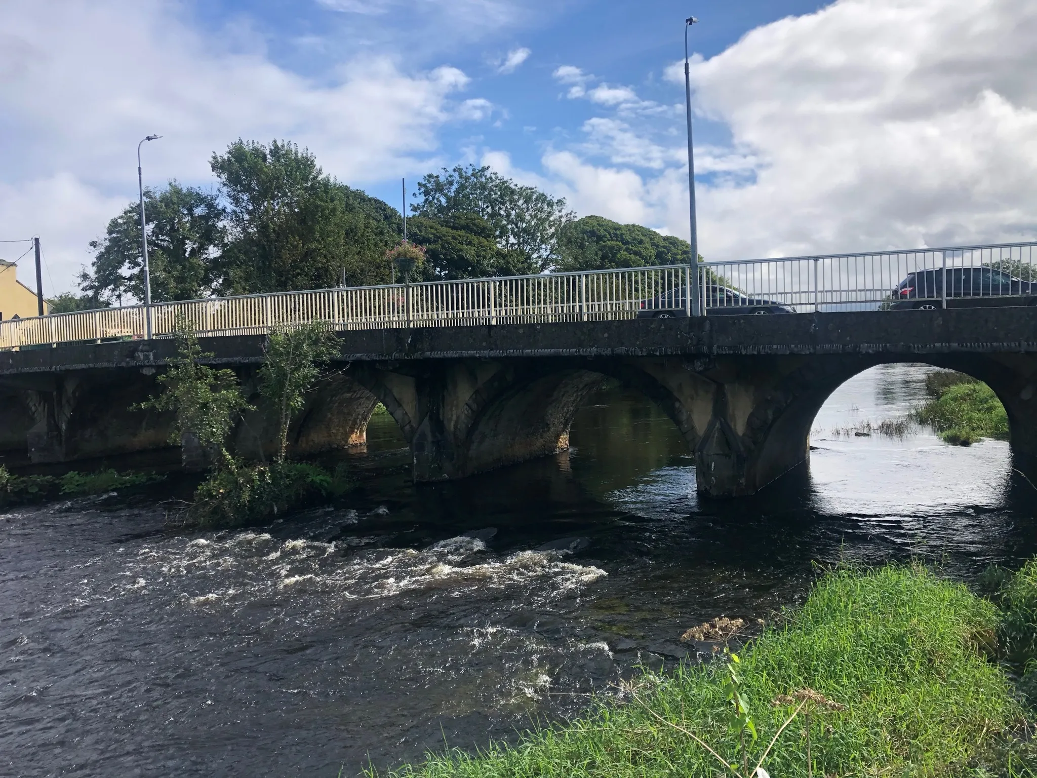 Photo showing: Bridge over the Ballysadare River in the town of Ballysadare, Co. Sligo, Ireland. Viewed from the Sally Garden viewing point on the south side of the river. Just above the waterfalls.