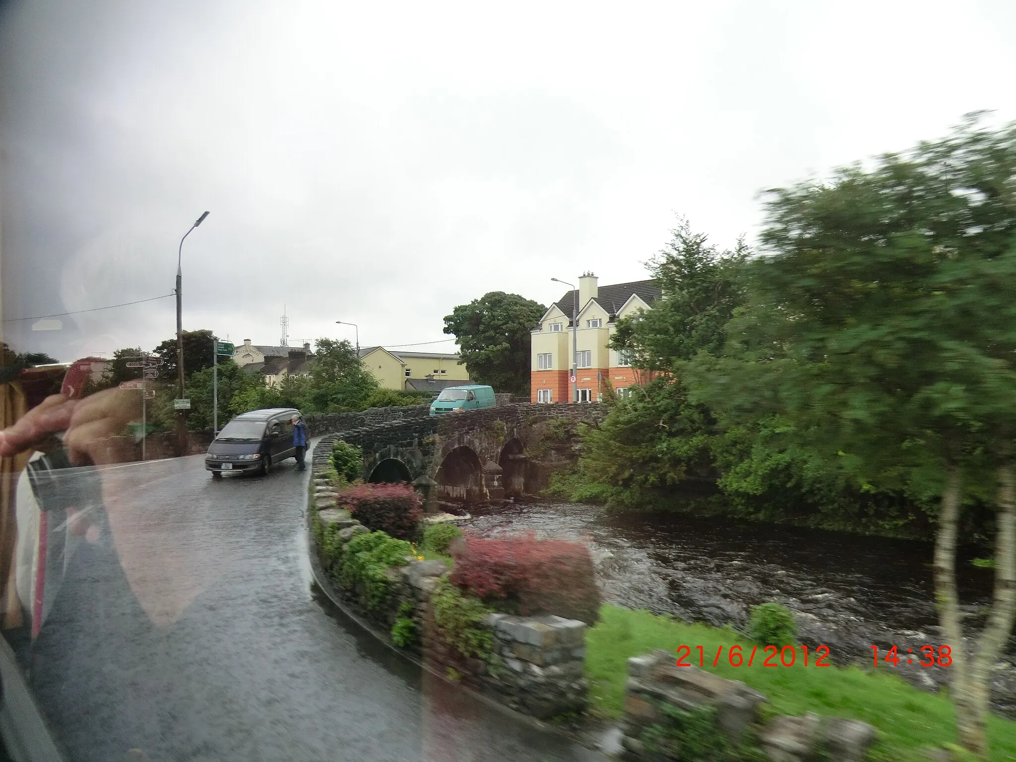 Photo showing: Bridge over fast flowing river in Oughterard