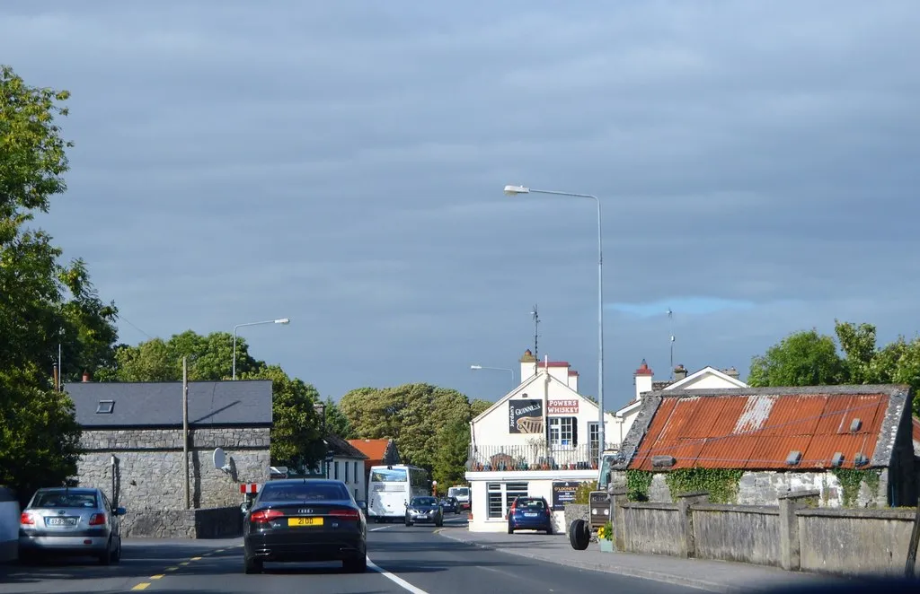 Photo showing: O'Looney's Bar