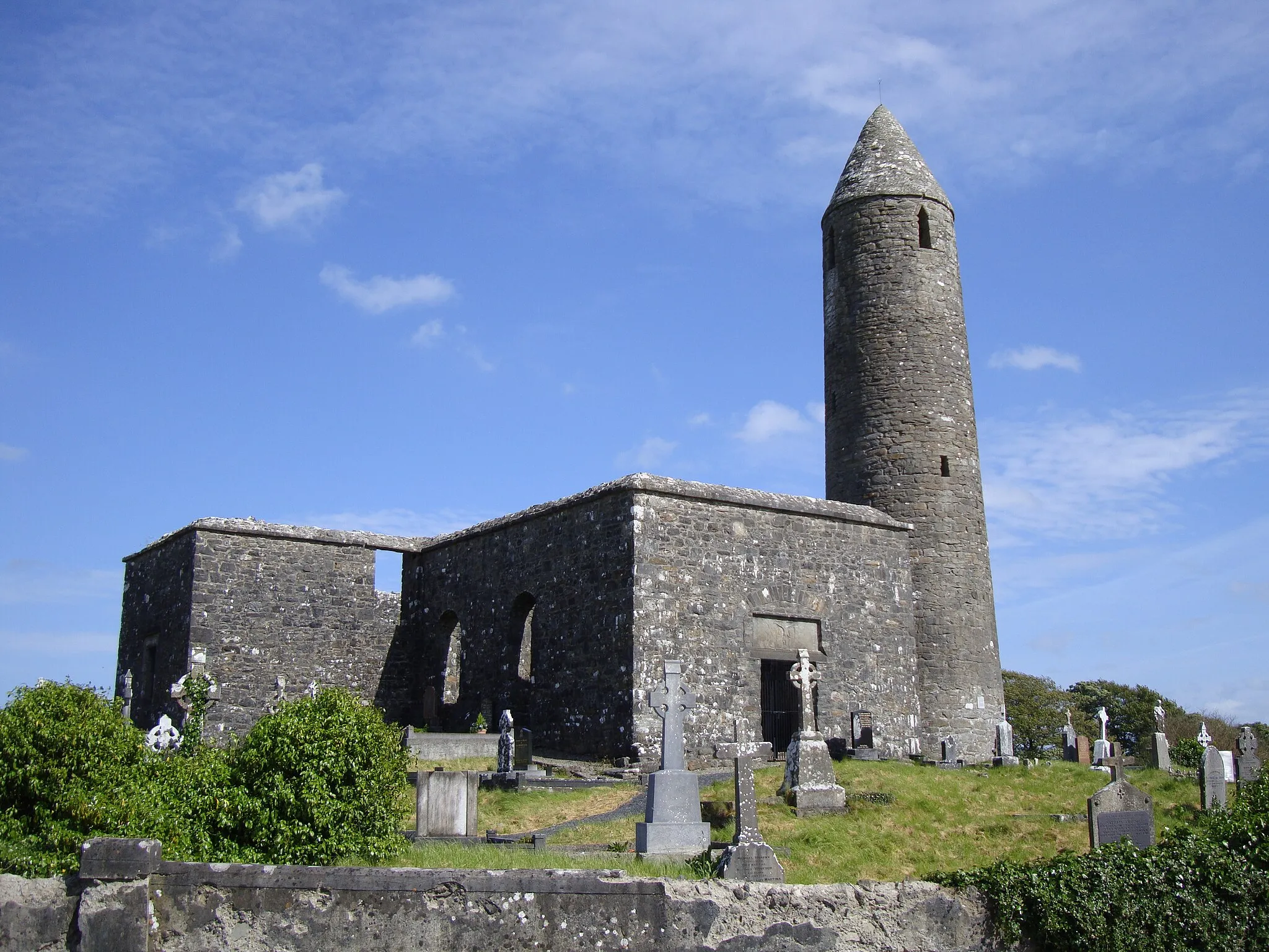 Photo showing: Photograph of Turlough church and round tower