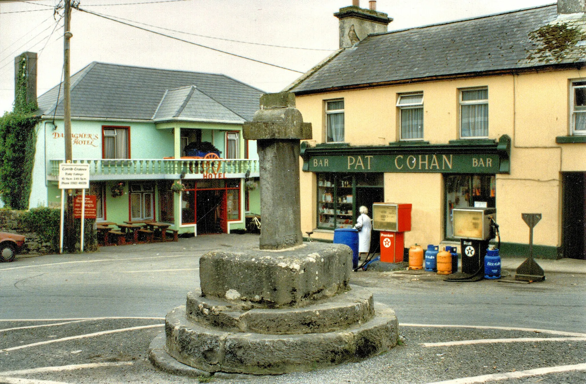 Photo showing: Photo taken in 1992 on Kodachrome.
Cong is a small village straddling the borders of County Galway and County Mayo, in Ireland.
This quiet, almost overlooked, place shot to fame as the main filming location for the 1952 Oscar-winning  John Ford film, "The Quiet Man", starring John Wayne, Maureen O'Hara and Barry Fitzgerald.
A thriving tourist industry has developed since then, catering to the many film fans that want to see the wonderful scenery that the film displayed. Indeed the countryside in and beyond the village is great to see.

It's some time since I visited and took this picture but I don't think much has changed at all.  For those familiar with the film this is the location of the pub.