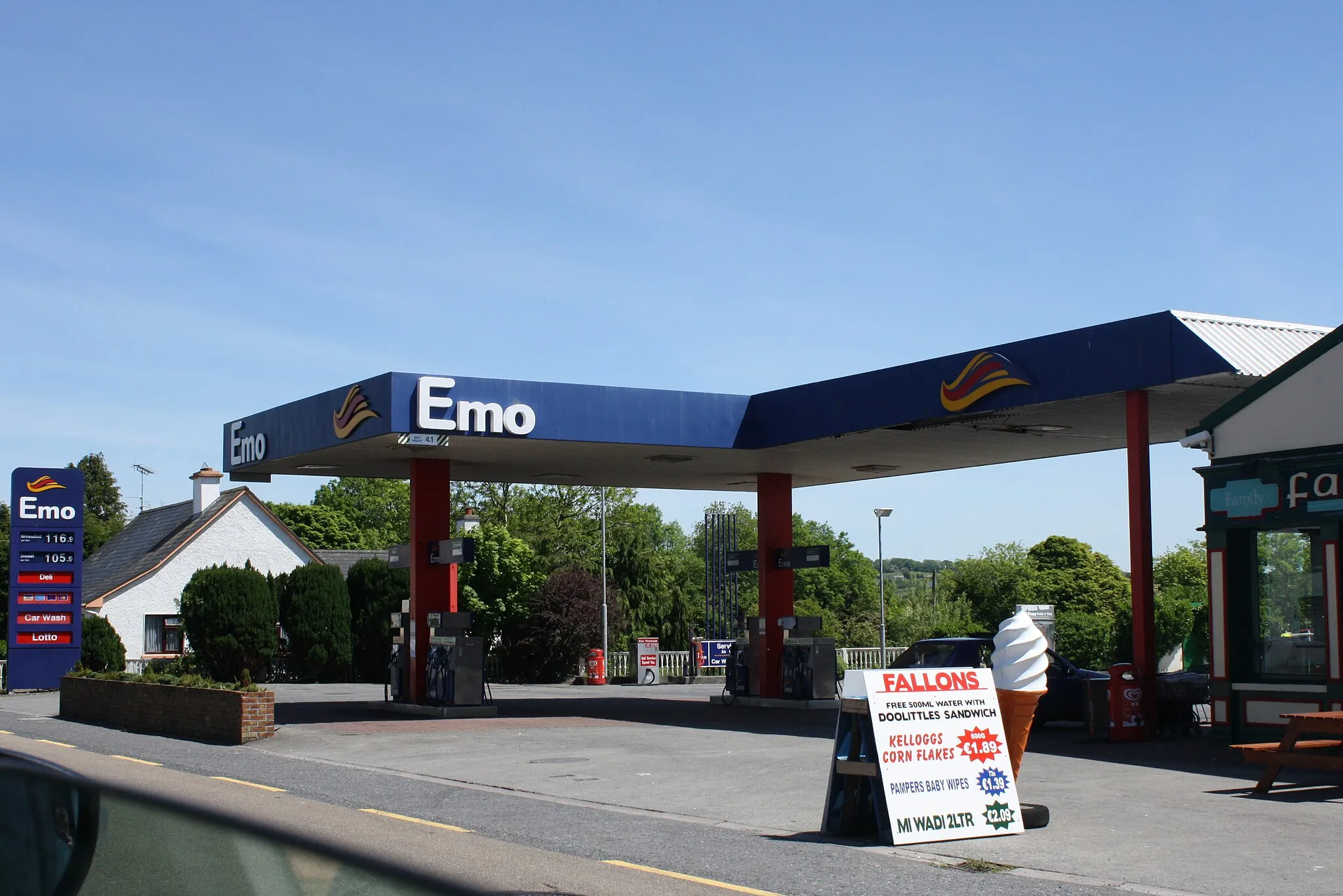 Photo showing: An Emo gas station near Sligo, Ireland, at the N17.