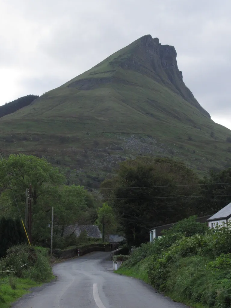 Photo showing: View SW to the steep side of Ben Wisken, Dartry Mountains