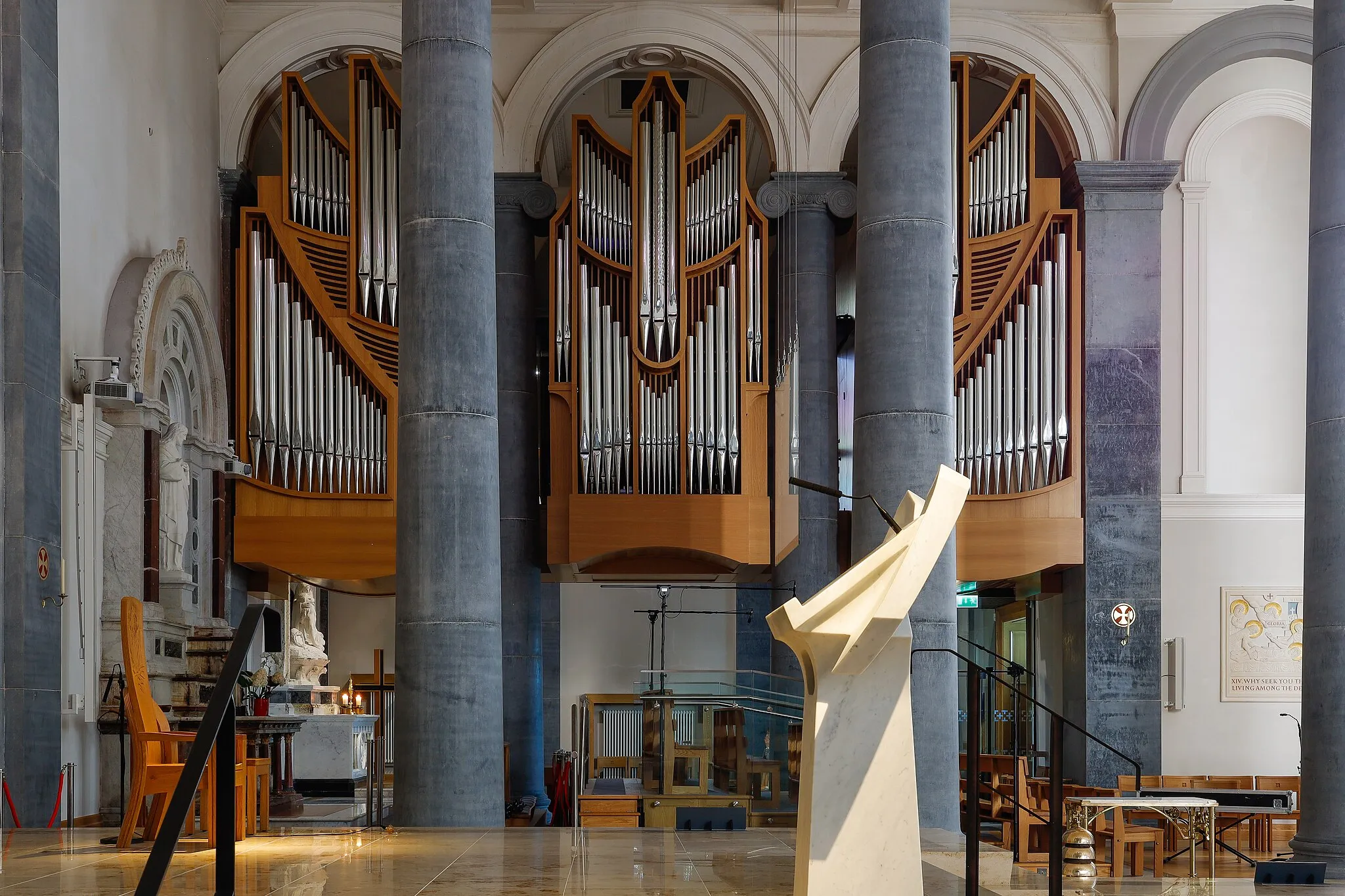 Photo showing: Pipe organ hanging between the crossing and the east transept with 2,307 pipes and 39 speaking stops, designed by Piero Rufatti of Fratelli Ruffatti, Padua, Italy. (See St. Mel's Cathedral Longford – Visitor's Guide.)