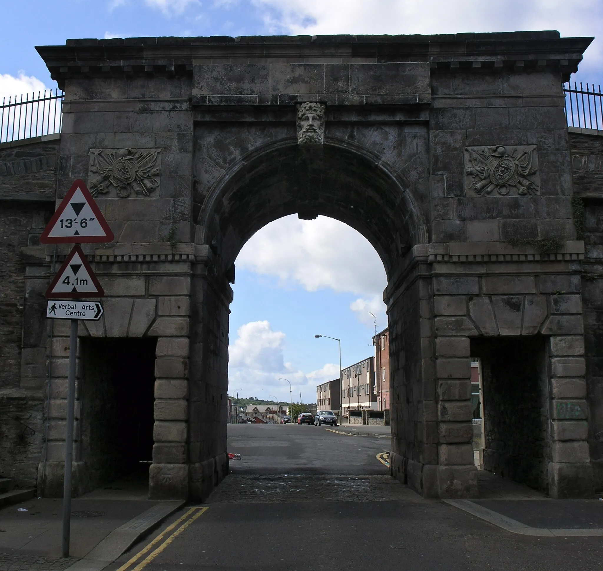 Photo showing: Bishops Street Gate Derry