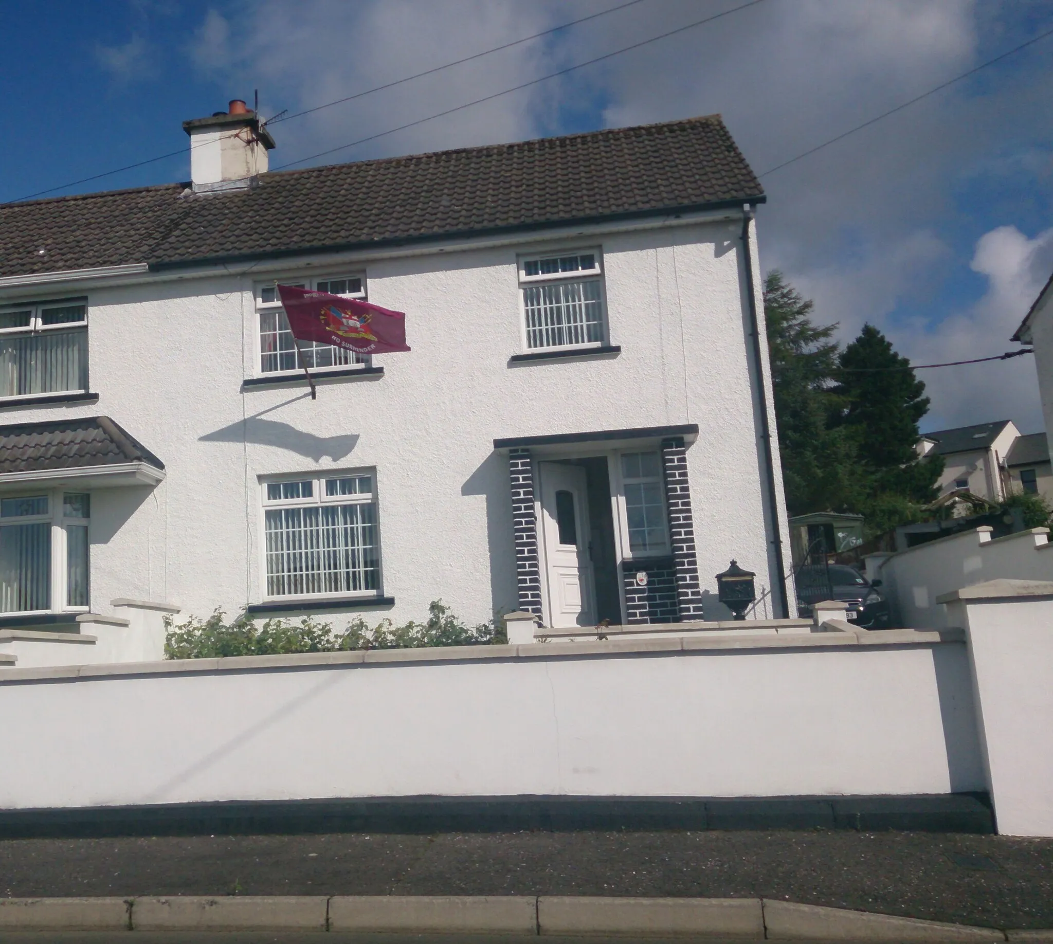 Photo showing: A house in Irwin Crescent, Claudy flying an Apprentice Boys of Derry flag.