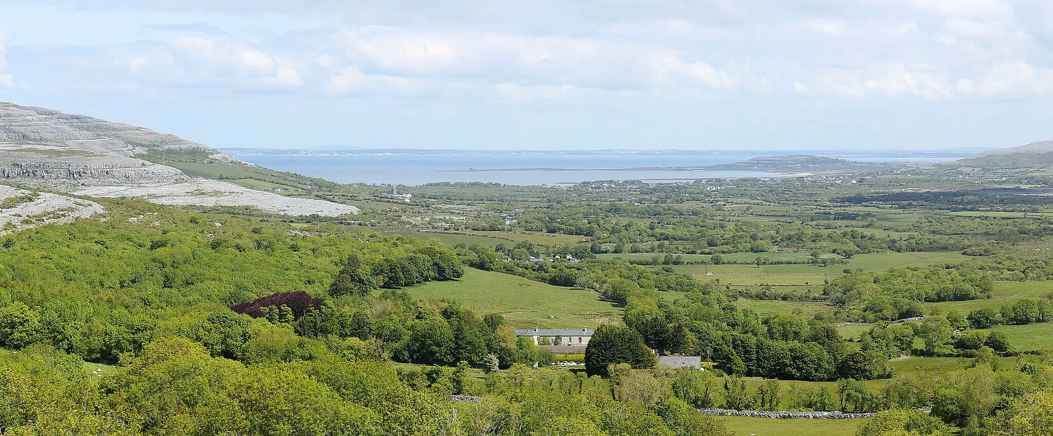 Photo showing: Ballyvaughan and Galway Bay, Ballyvaughan